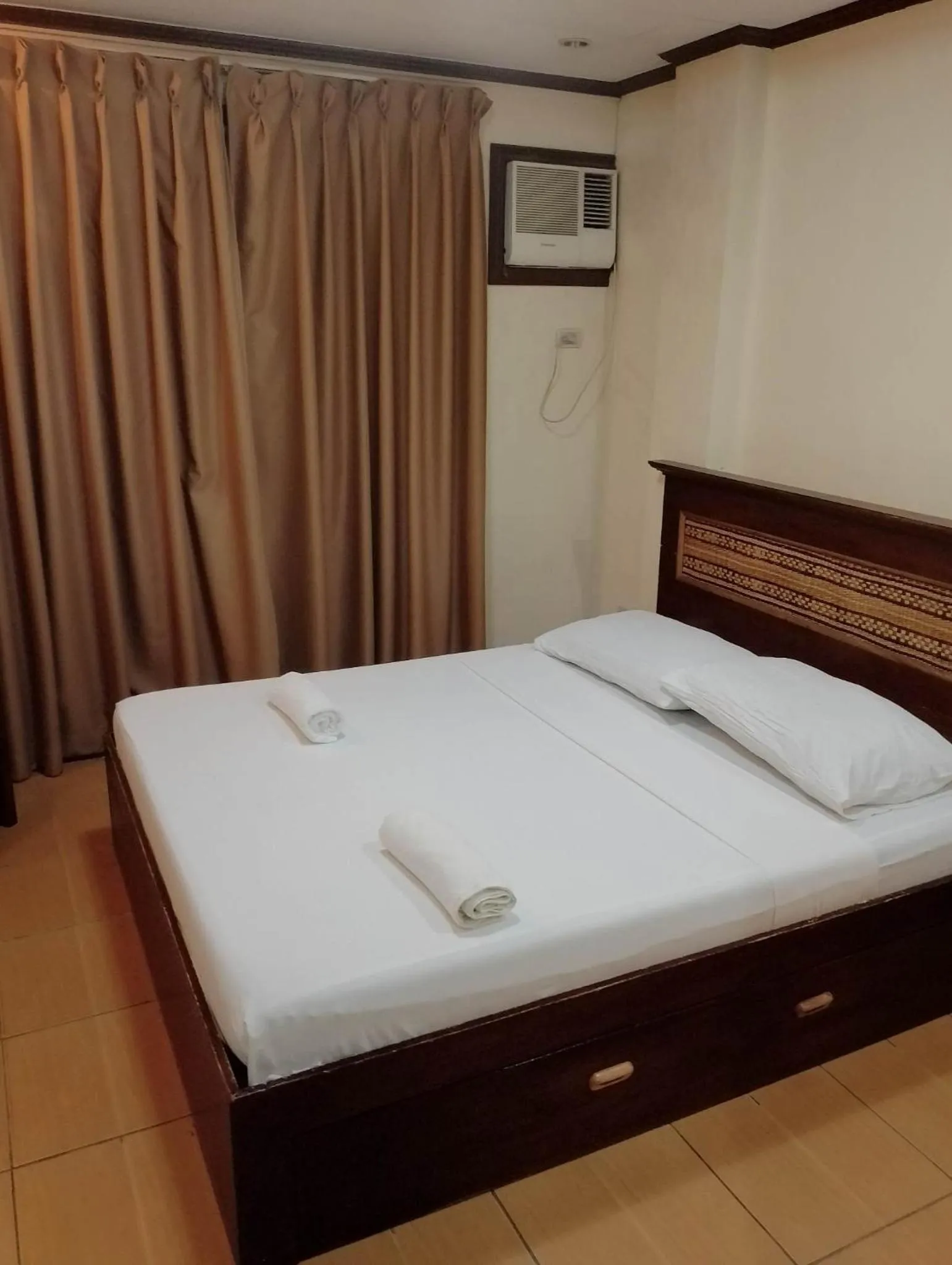 Bedroom, Bed in Darunday Manor