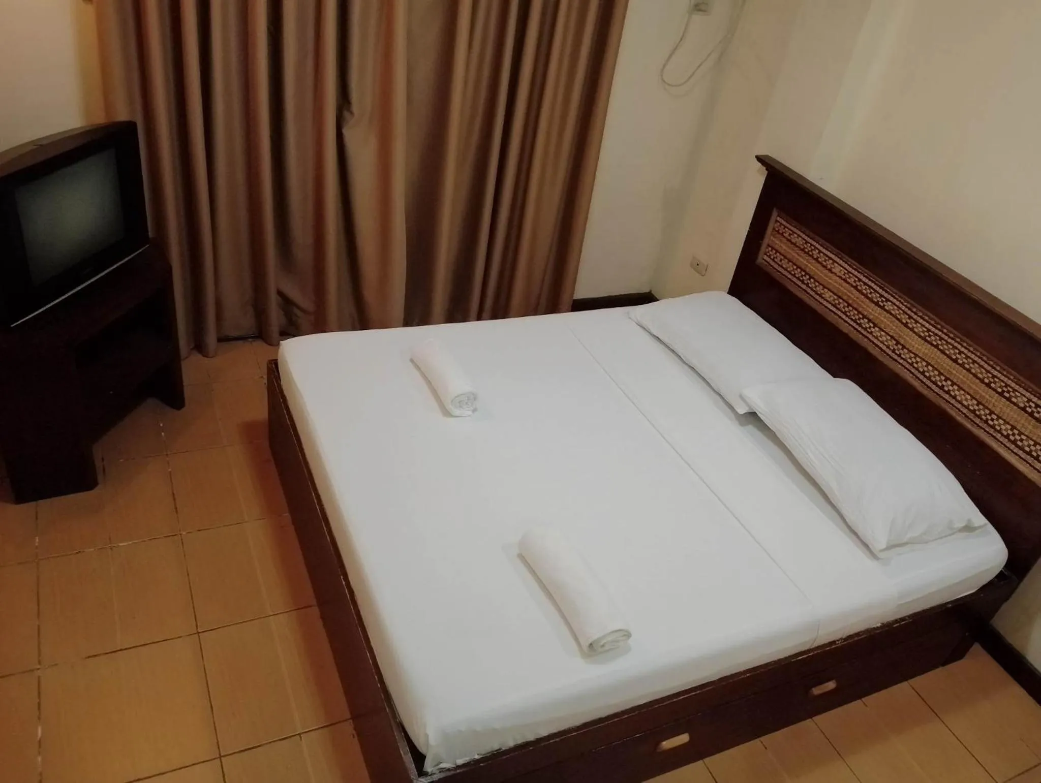 Bedroom, Bed in Darunday Manor