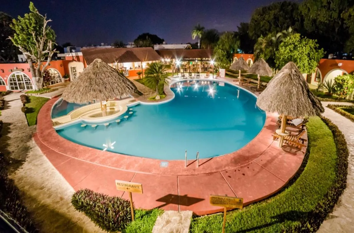 Swimming pool in Hacienda Inn Aeropuerto
