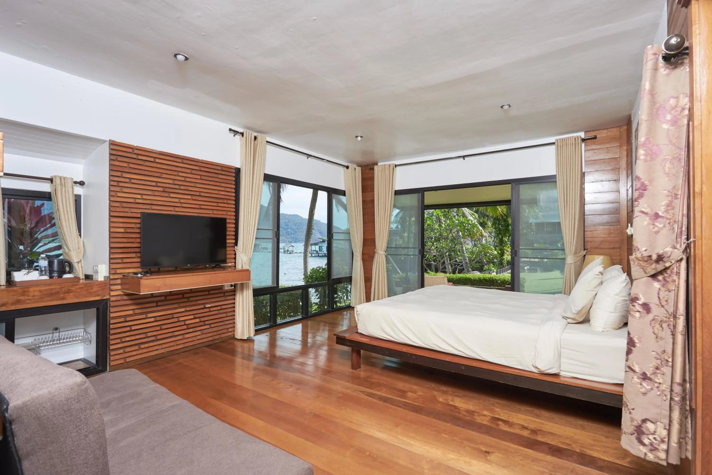 Communal lounge/ TV room, Bed in Resolution Resort