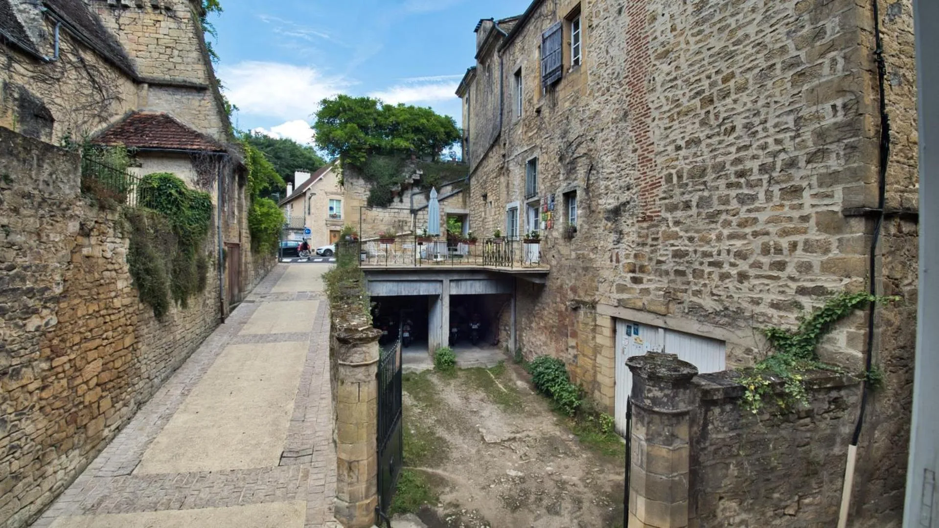 Parking in La Maison du Notaire Royal