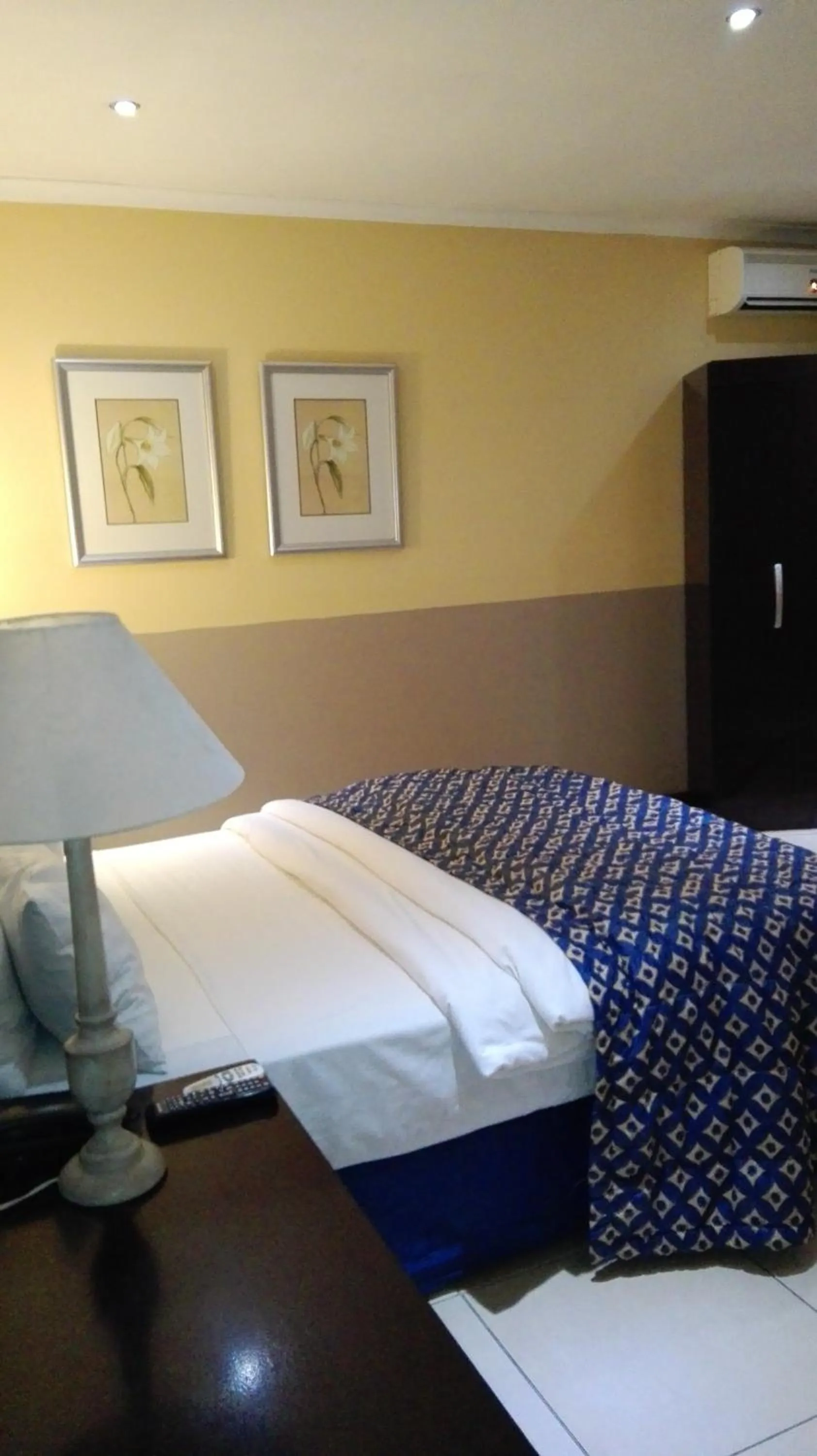 Bed in Villa Via Hotel Midrand