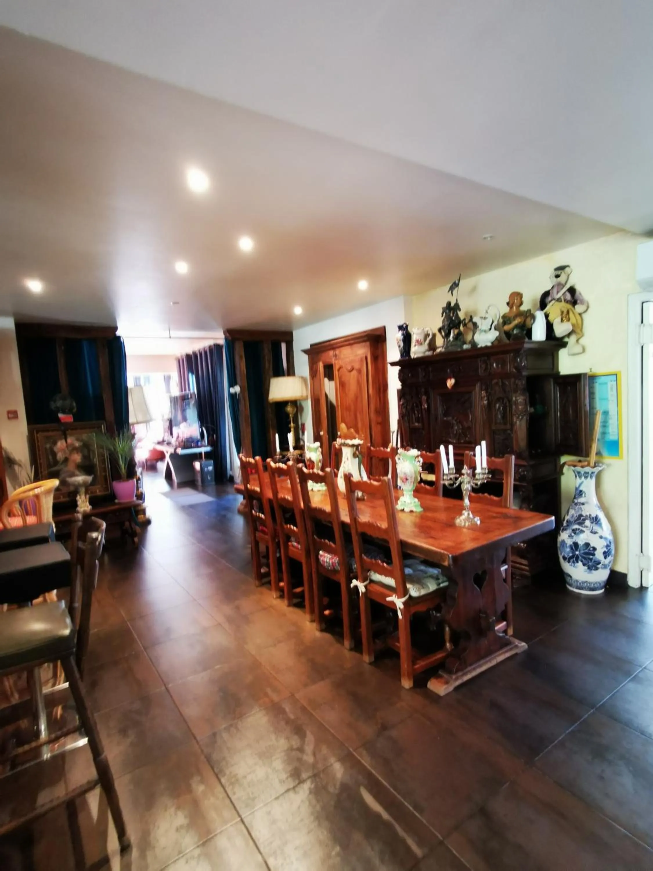 Restaurant/places to eat in Hotel bar b'rock