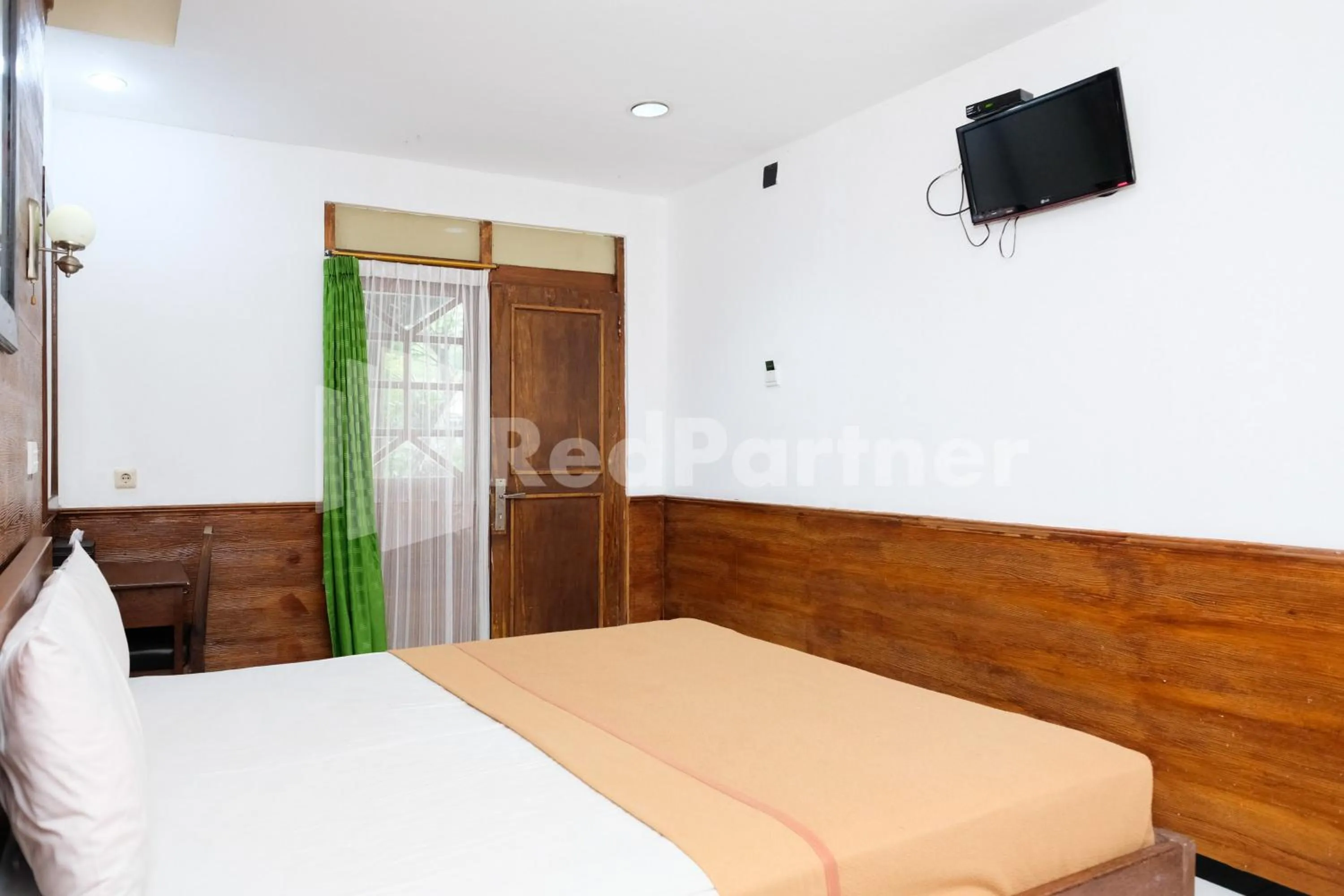 Bedroom, Bed in The Soemarsono Hotel near Ambarrukmo Plaza Mall RedPartner