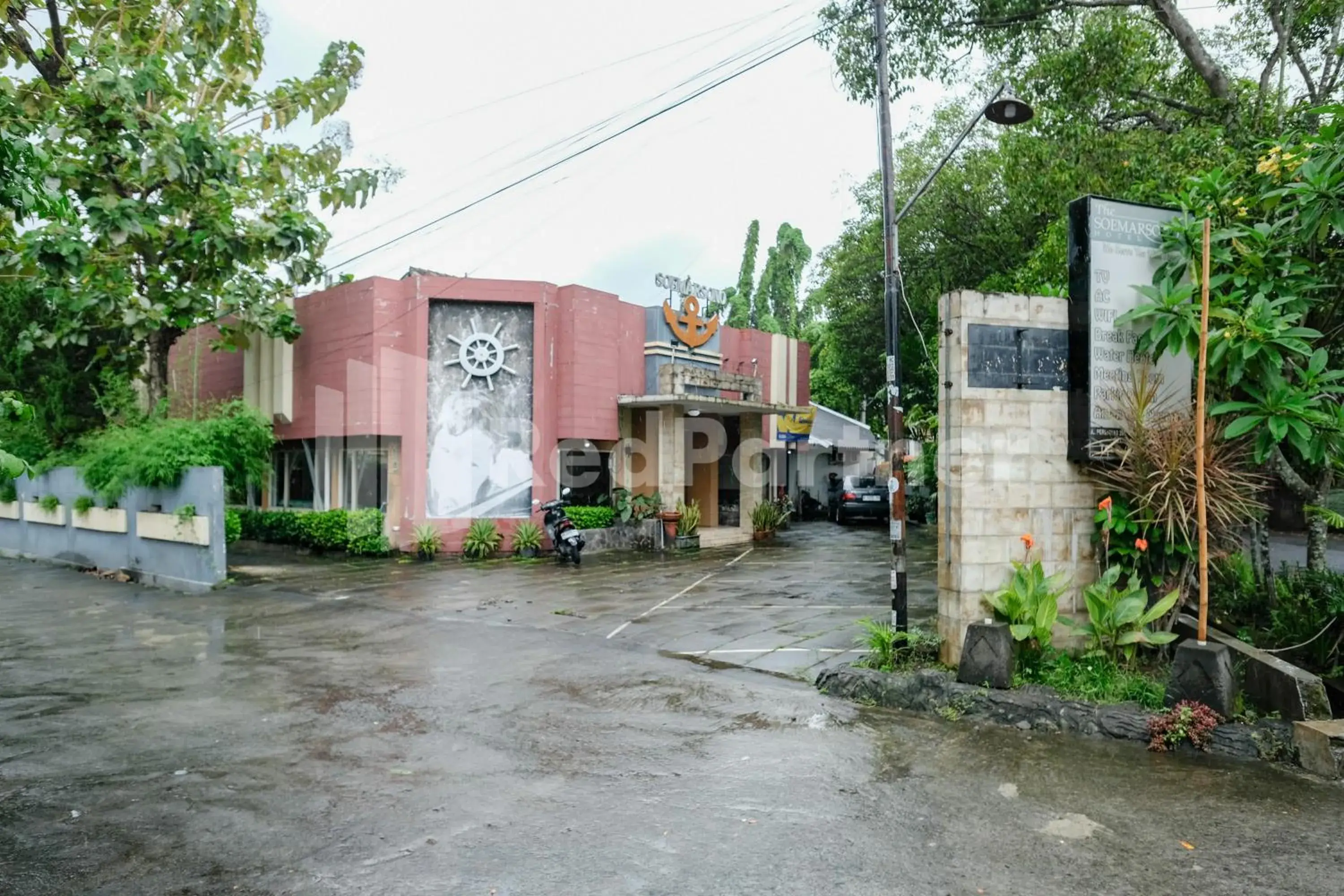 Facade/entrance in The Soemarsono Hotel near Ambarrukmo Plaza Mall RedPartner Facade/entrance in The Soemarsono Hotel near Ambarrukmo Plaza Mall RedPartner