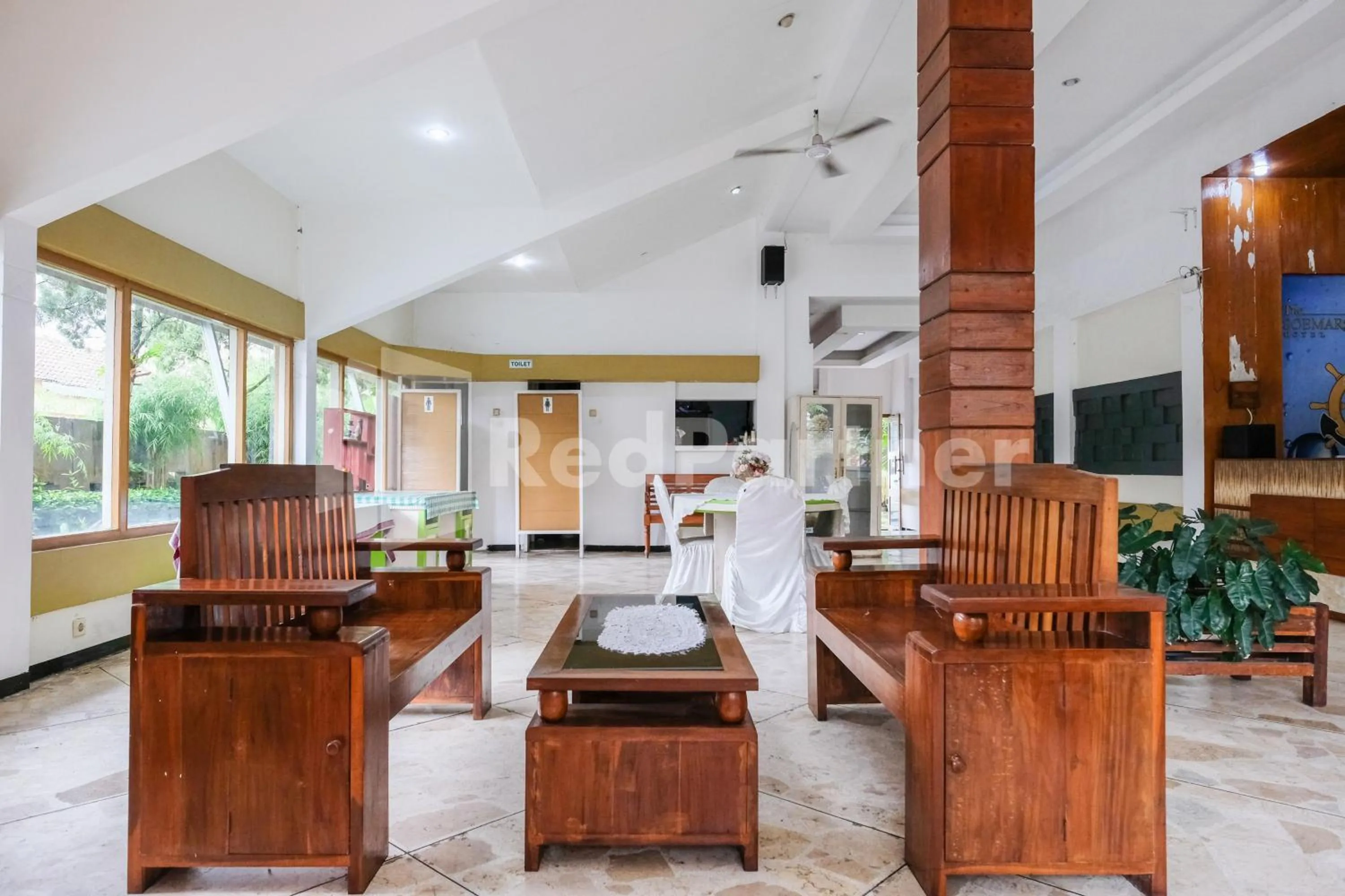Seating area in The Soemarsono Hotel near Ambarrukmo Plaza Mall RedPartner