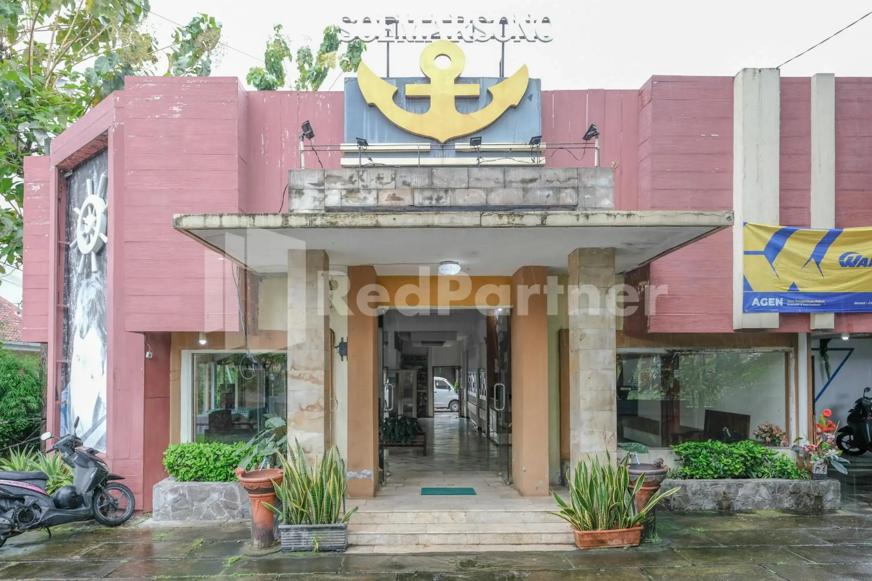 Facade/entrance in The Soemarsono Hotel near Ambarrukmo Plaza Mall RedPartner Facade/entrance in The Soemarsono Hotel near Ambarrukmo Plaza Mall RedPartner