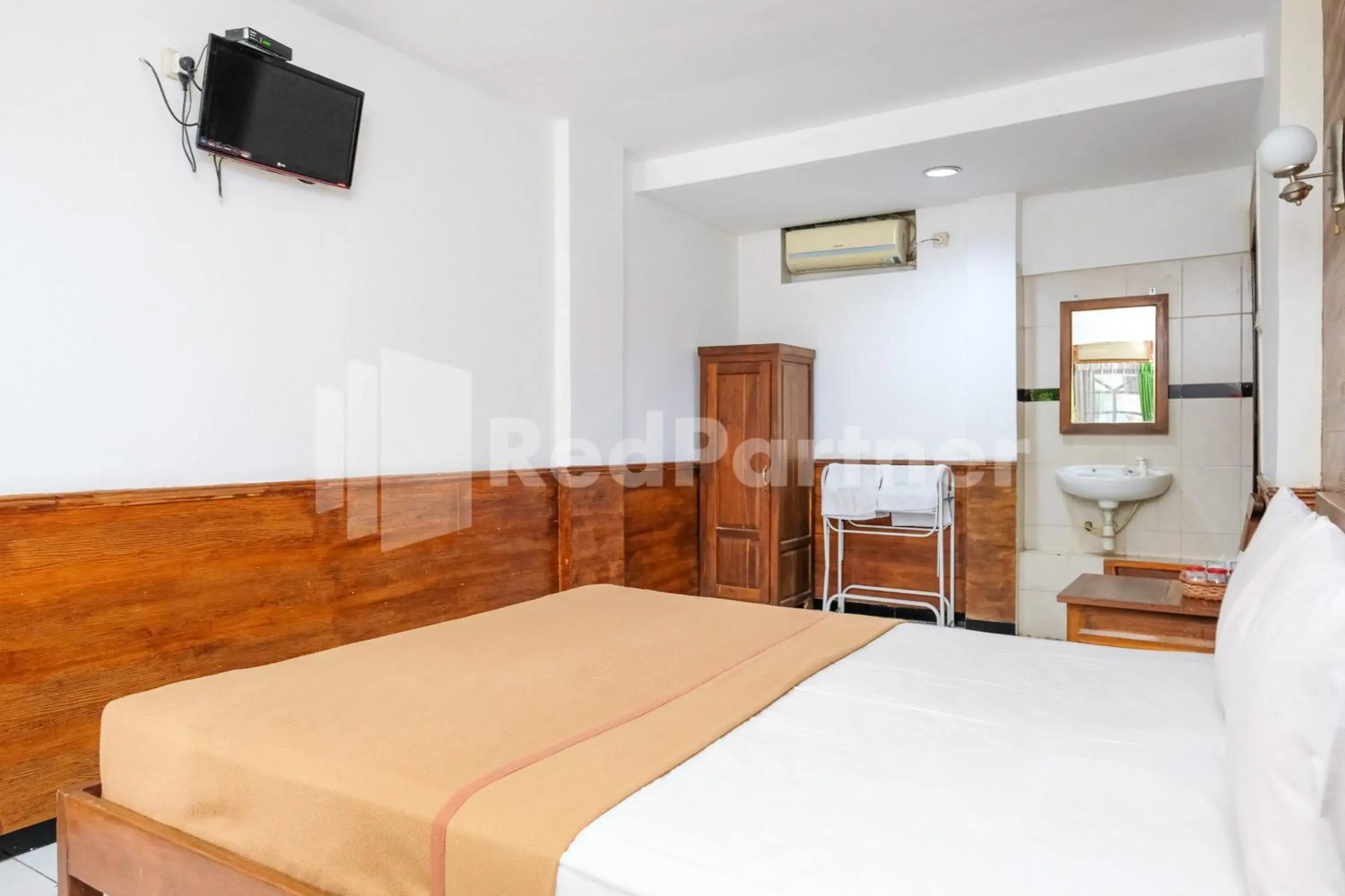 Bedroom, Bed in The Soemarsono Hotel near Ambarrukmo Plaza Mall RedPartner Bedroom, Bed in The Soemarsono Hotel near Ambarrukmo Plaza Mall RedPartner