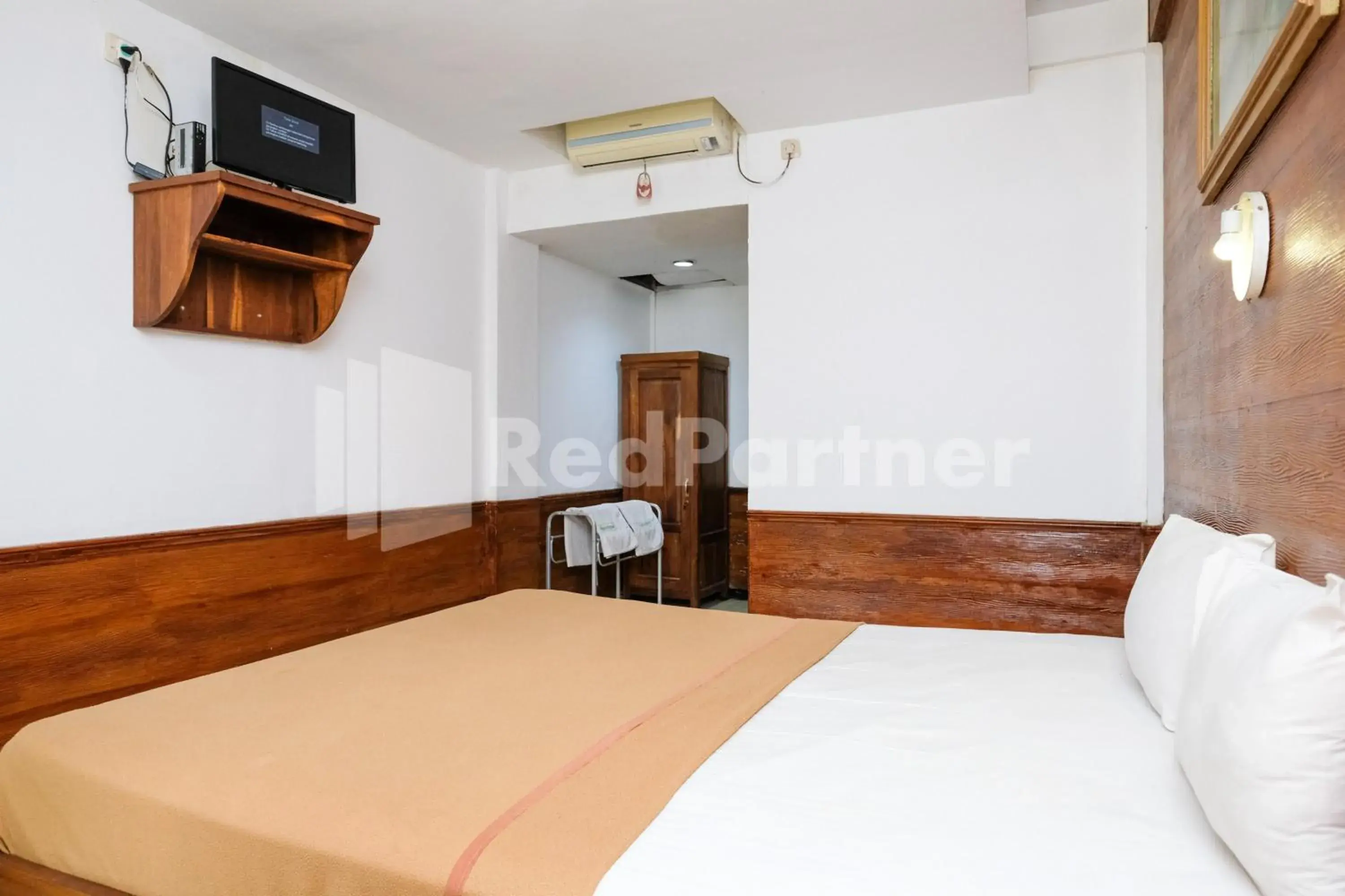 Bedroom, Bed in The Soemarsono Hotel near Ambarrukmo Plaza Mall RedPartner Bedroom, Bed in The Soemarsono Hotel near Ambarrukmo Plaza Mall RedPartner