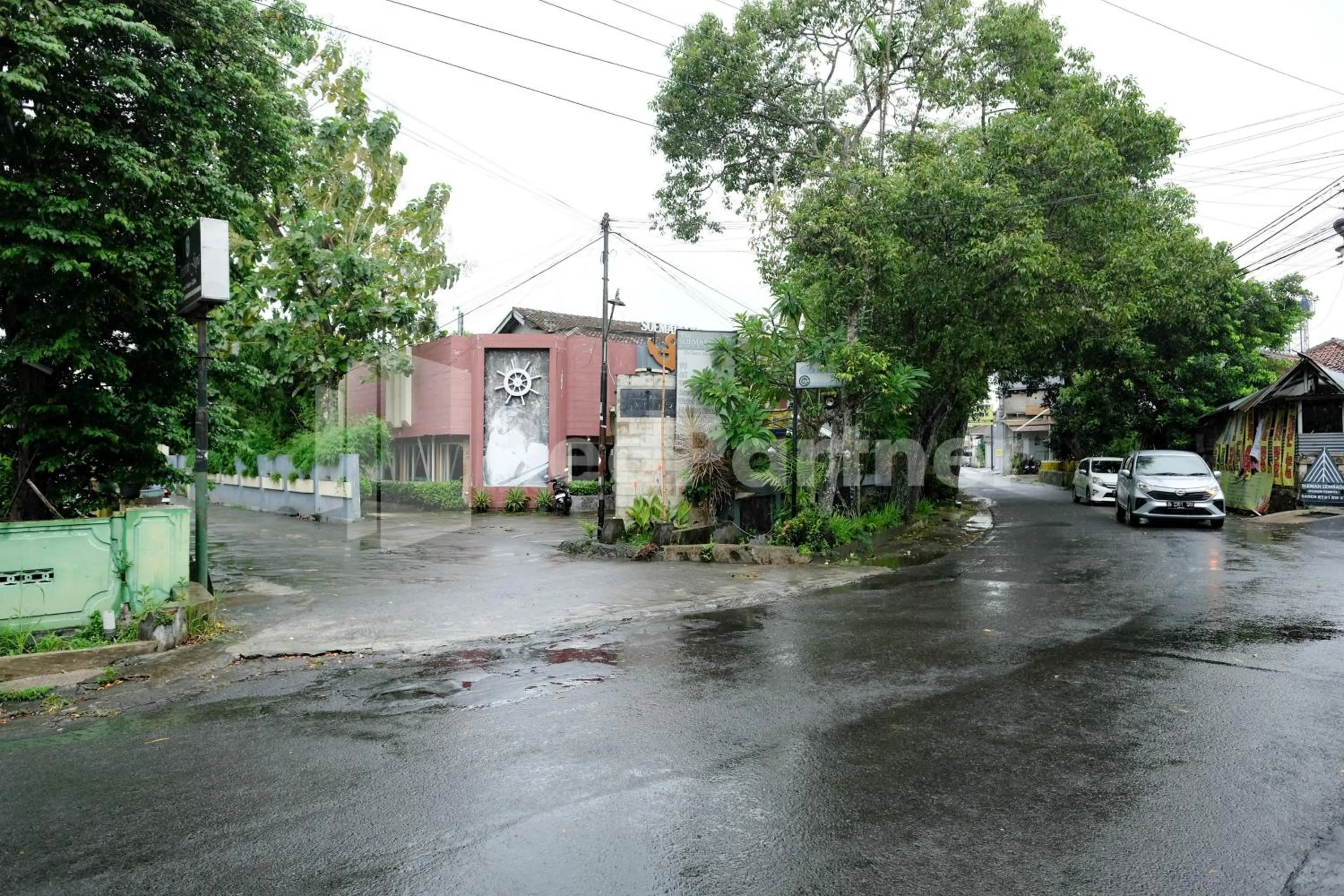 Facade/entrance in The Soemarsono Hotel near Ambarrukmo Plaza Mall RedPartner