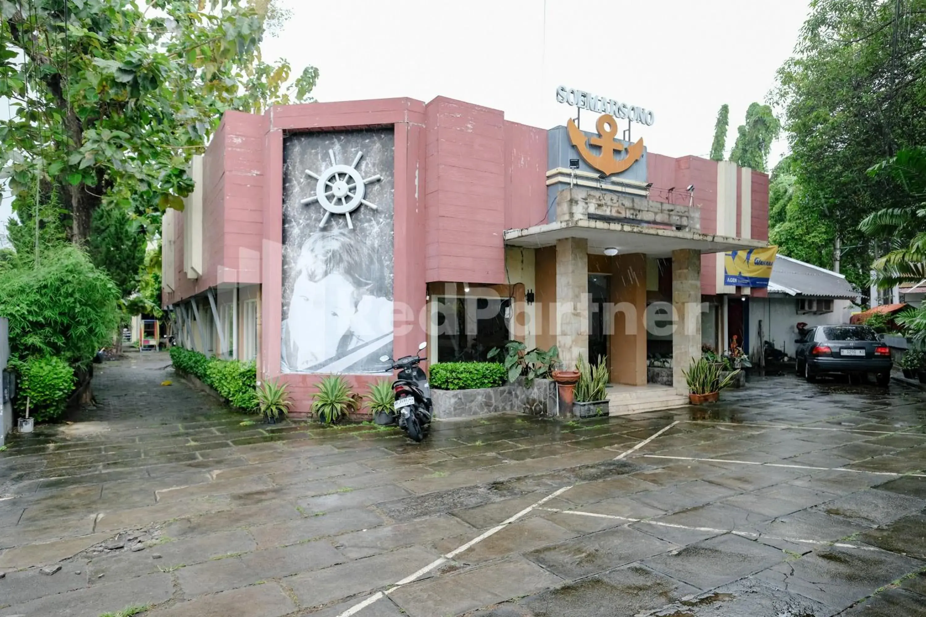 Facade/entrance in The Soemarsono Hotel near Ambarrukmo Plaza Mall RedPartner Facade/entrance in The Soemarsono Hotel near Ambarrukmo Plaza Mall RedPartner