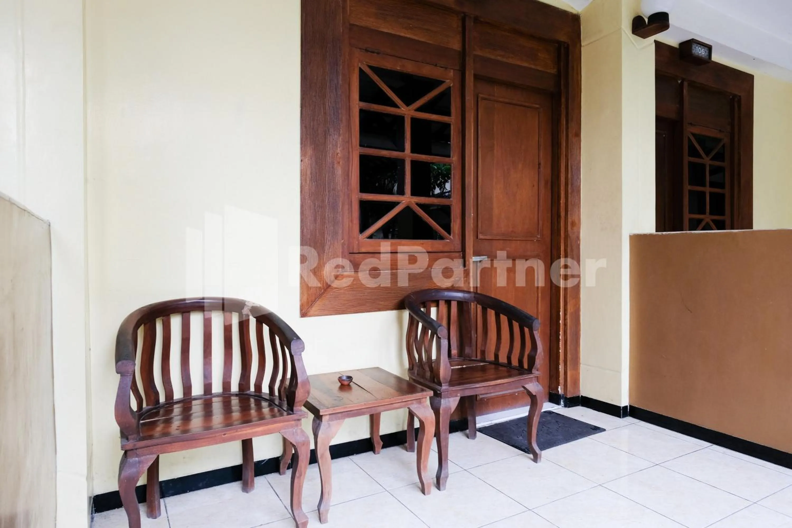 Seating area in The Soemarsono Hotel near Ambarrukmo Plaza Mall RedPartner