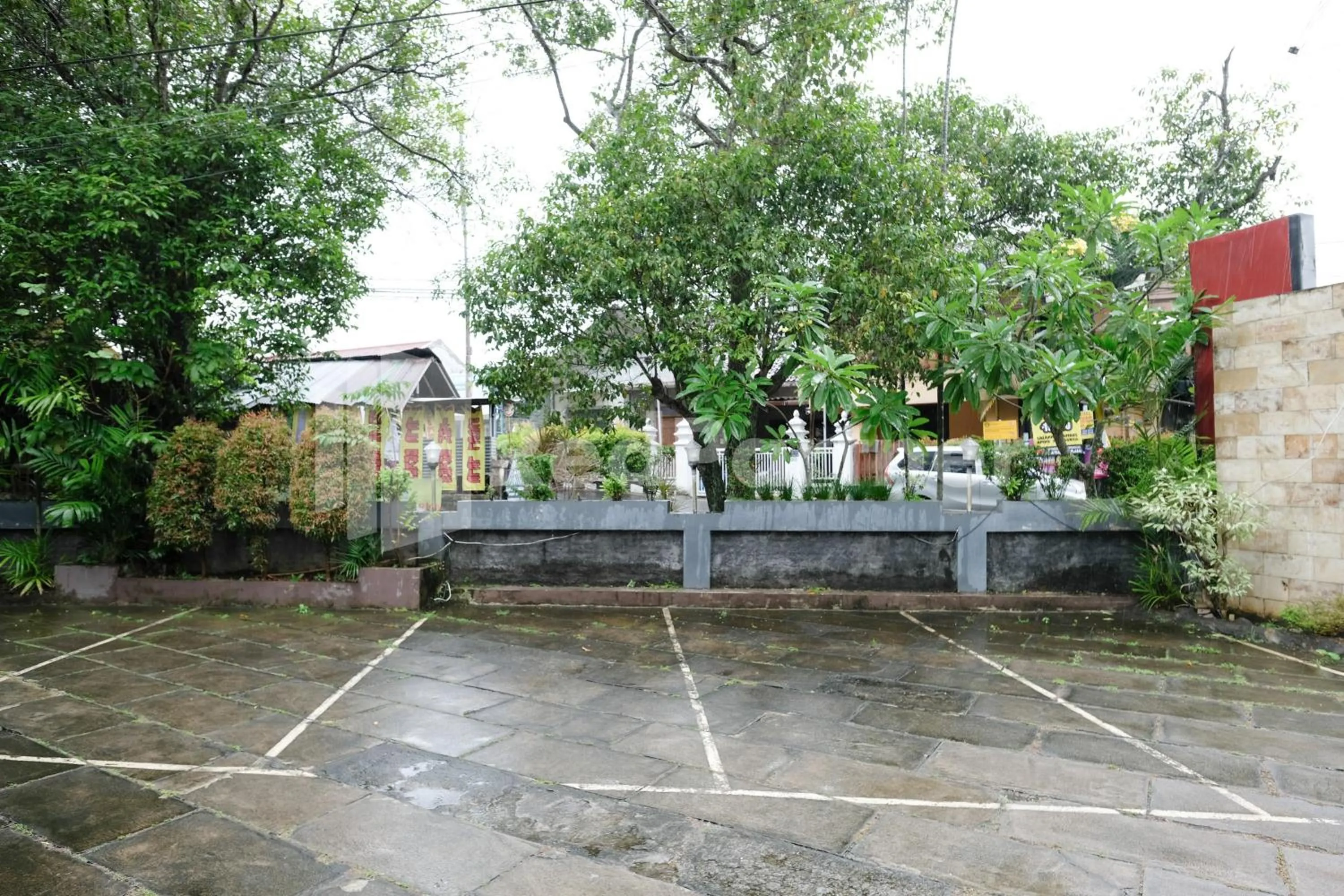 Parking in The Soemarsono Hotel near Ambarrukmo Plaza Mall RedPartner