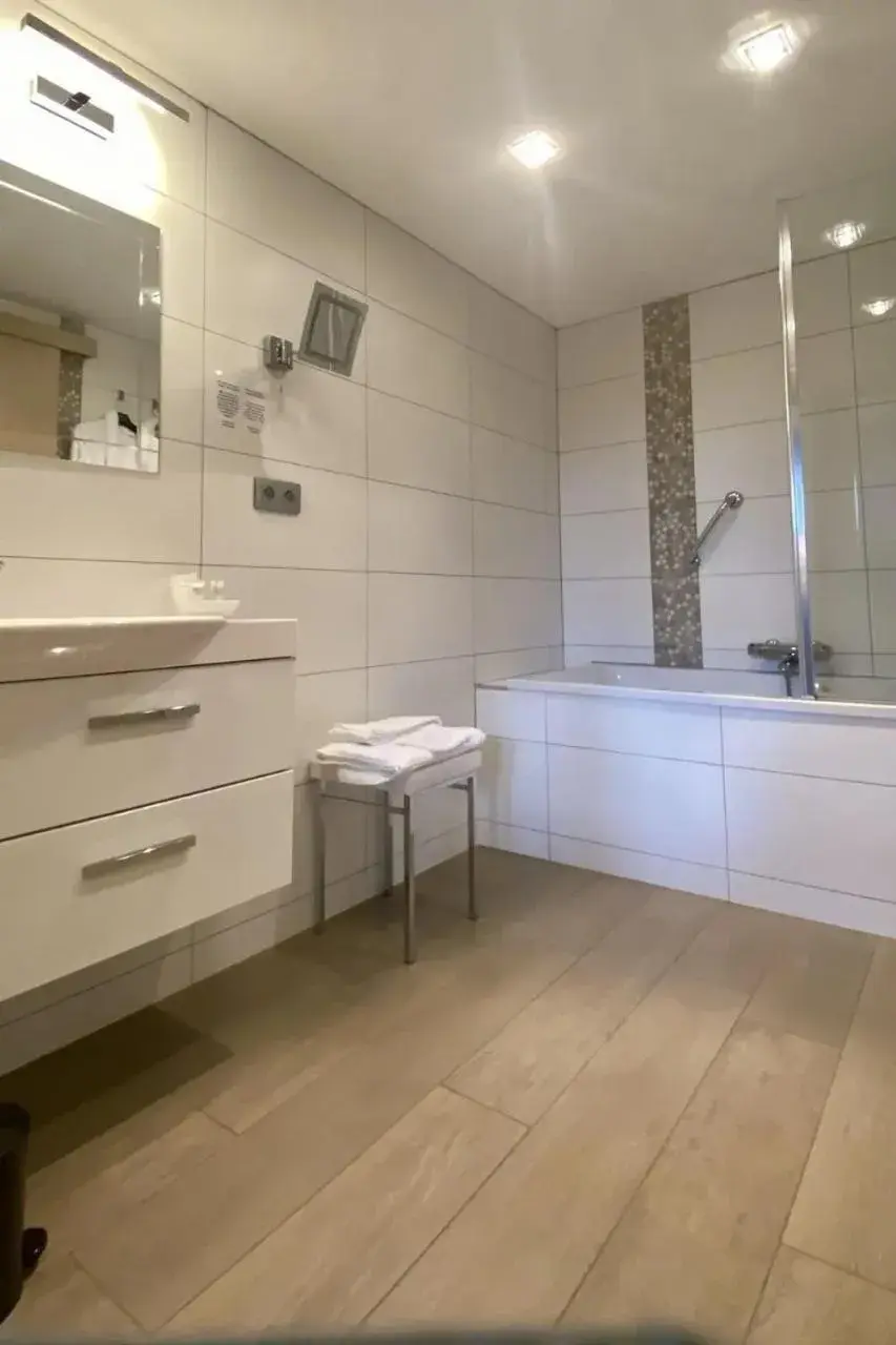 Double Room in Hotel L'Ami du Chambertin Double Room in Hotel L'Ami du Chambertin