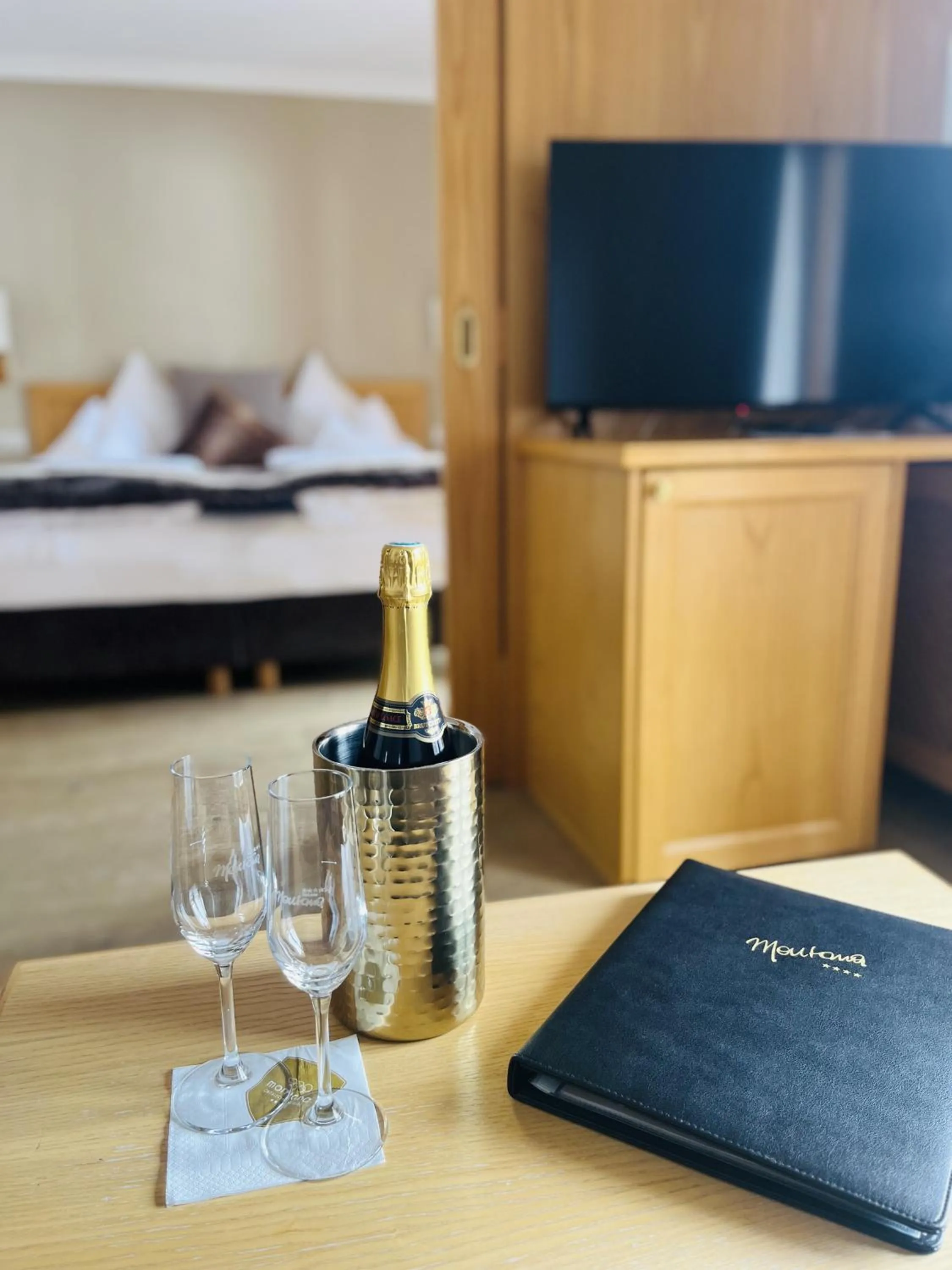 Photo of the whole room, Bed in Hotel & Chalet Montana