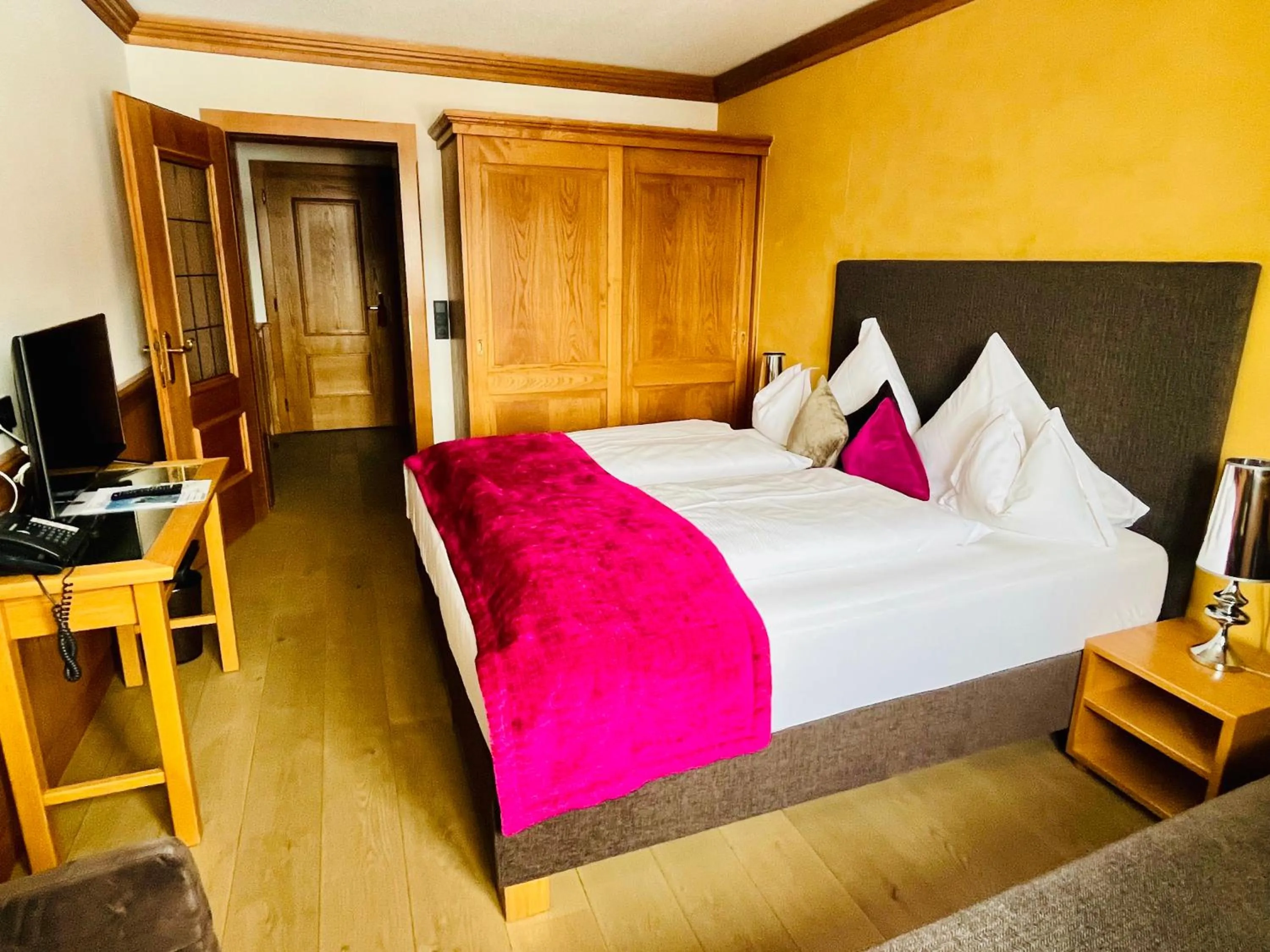 Photo of the whole room, Bed in Hotel & Chalet Montana