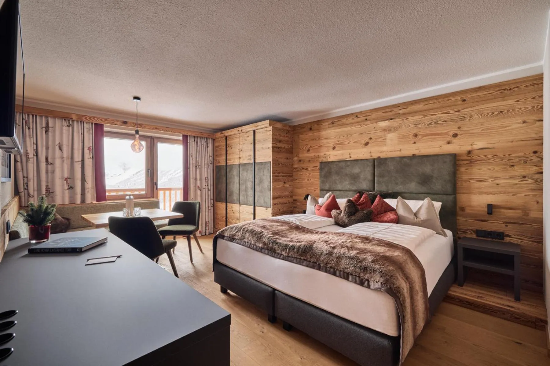 Living room, Bed in Hotel & Chalet Montana