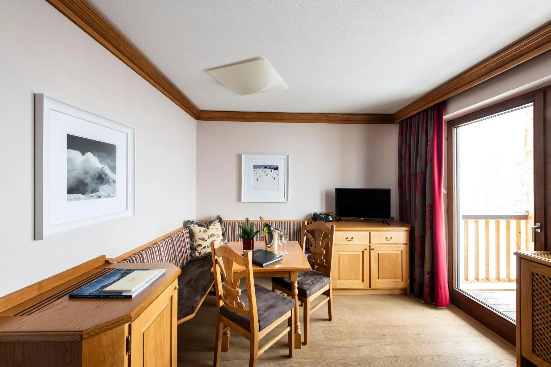 Photo of the whole room in Hotel & Chalet Montana