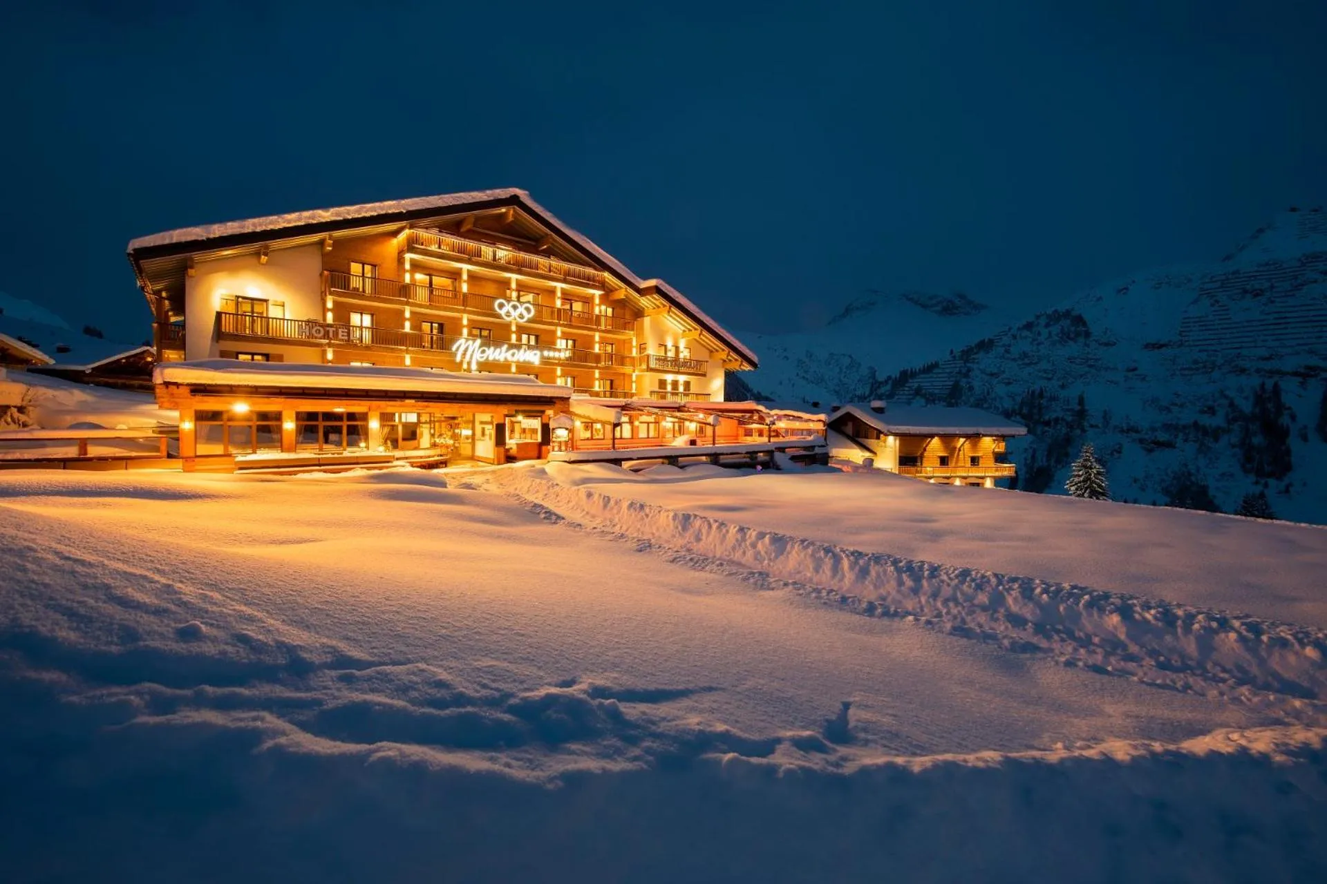 Property building in Hotel & Chalet Montana