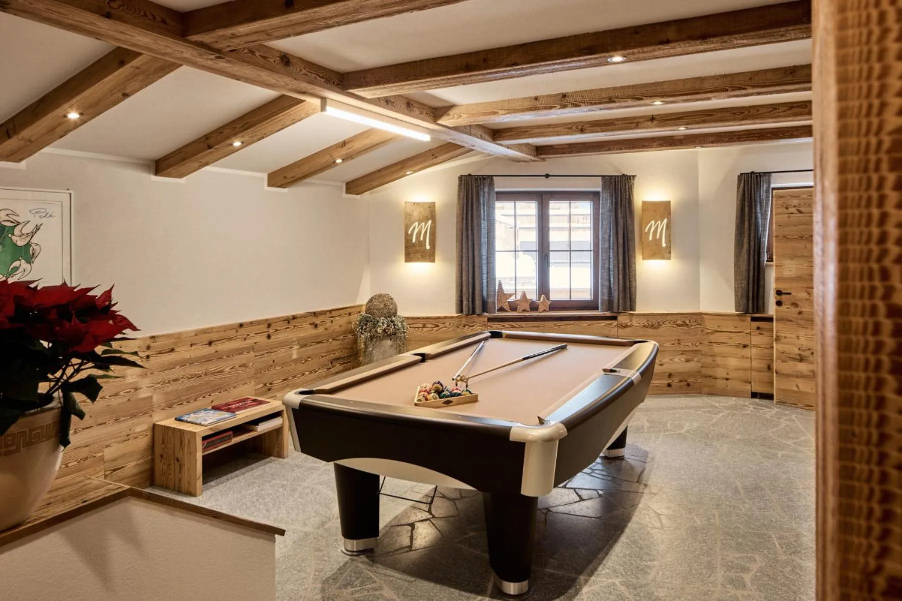 Communal lounge/ TV room in Hotel & Chalet Montana