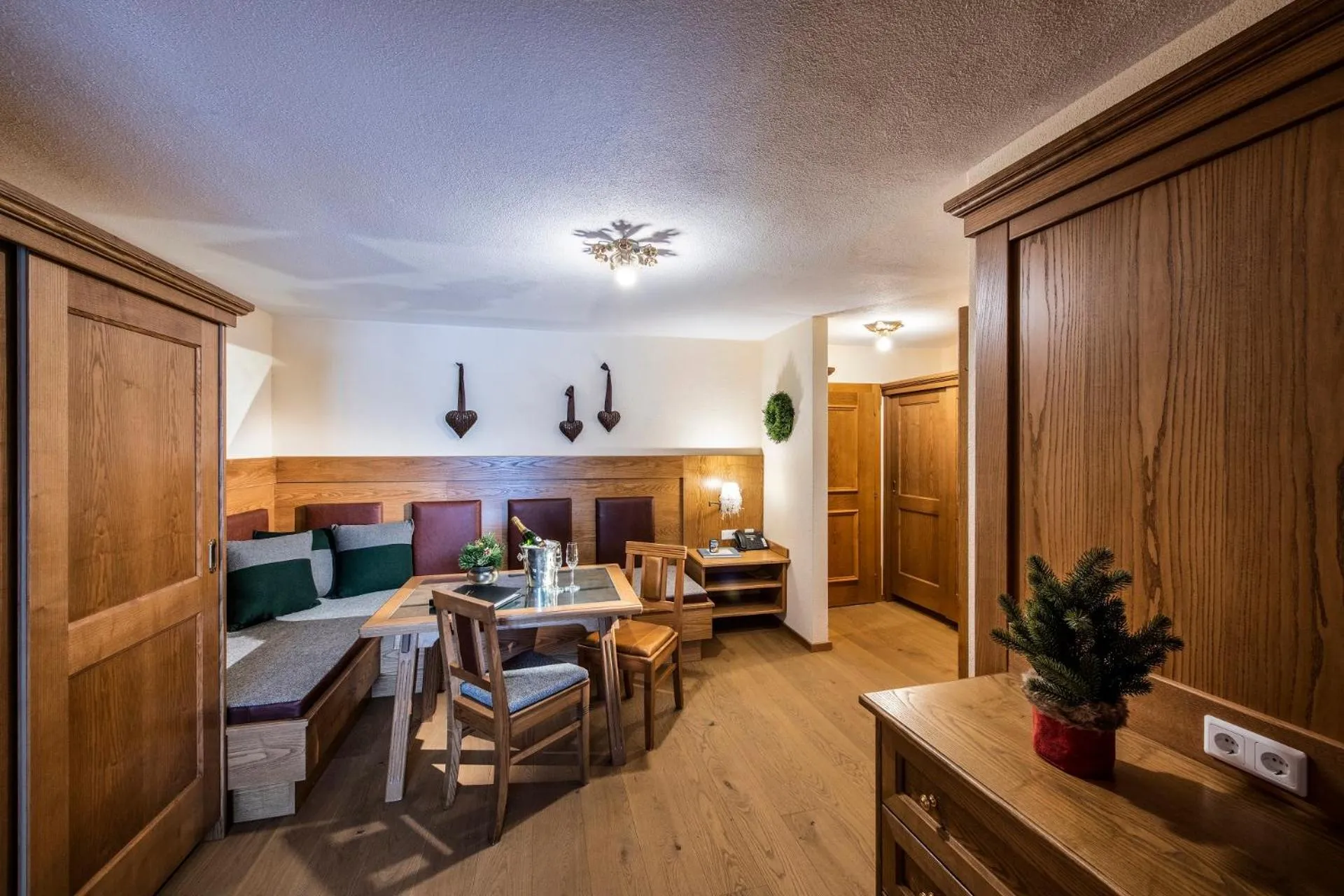 Photo of the whole room in Hotel & Chalet Montana