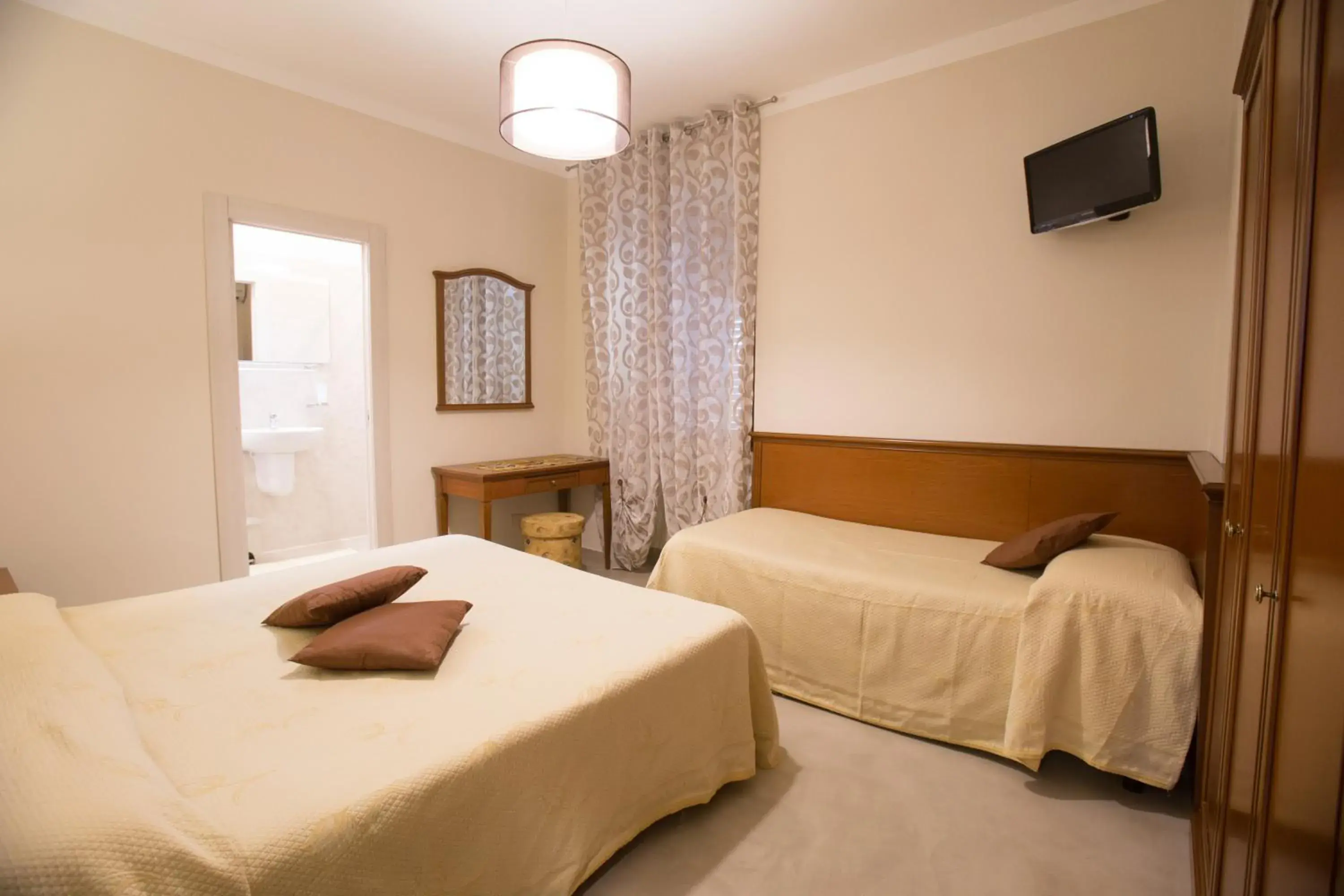 Double or Twin Room with Extra Bed - single occupancy in La Magione Double or Twin Room with Extra Bed - single occupancy in La Magione