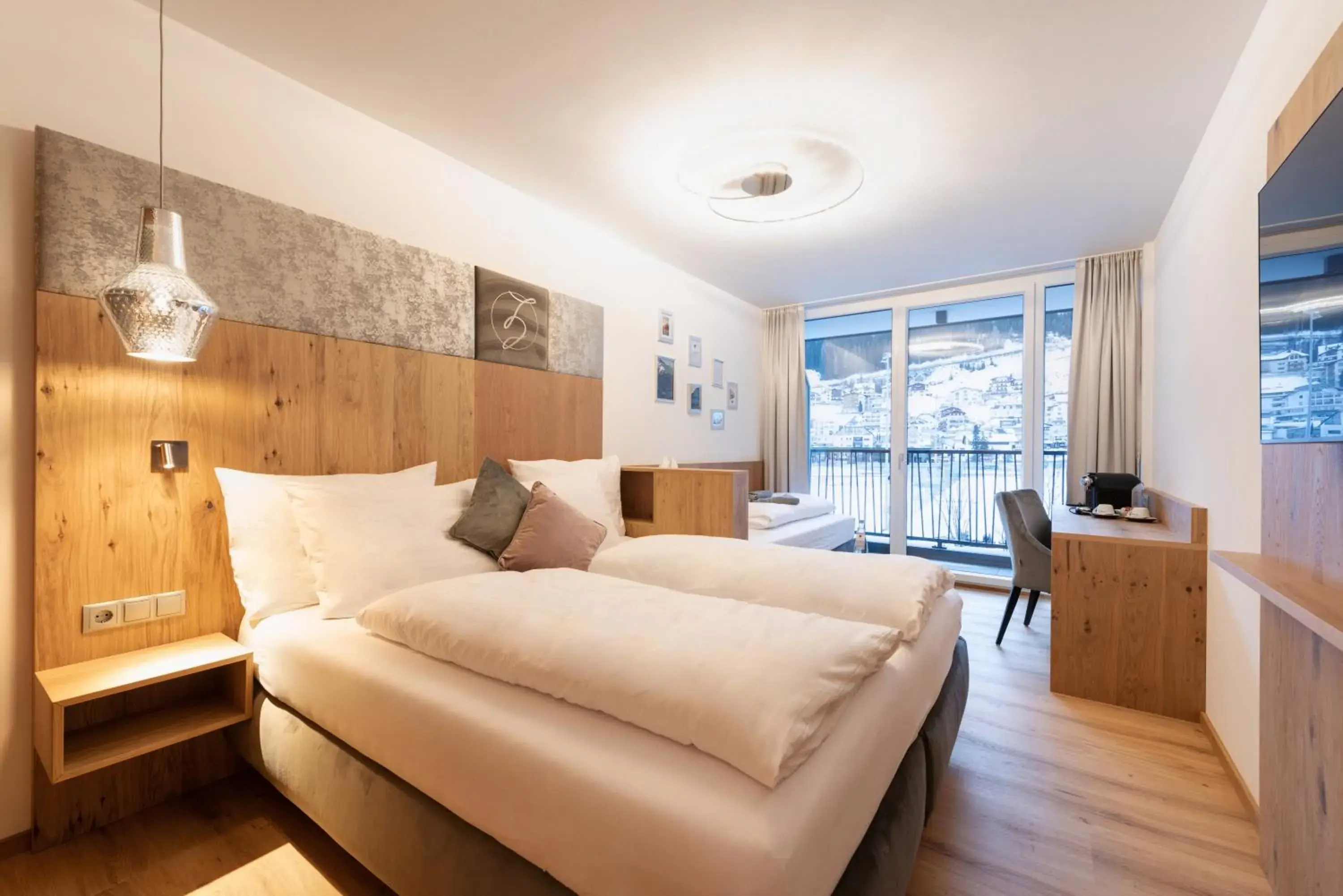 Deluxe Double Room with Balcony in Hotel Zalwonder Deluxe Double Room with Balcony in Hotel Zalwonder