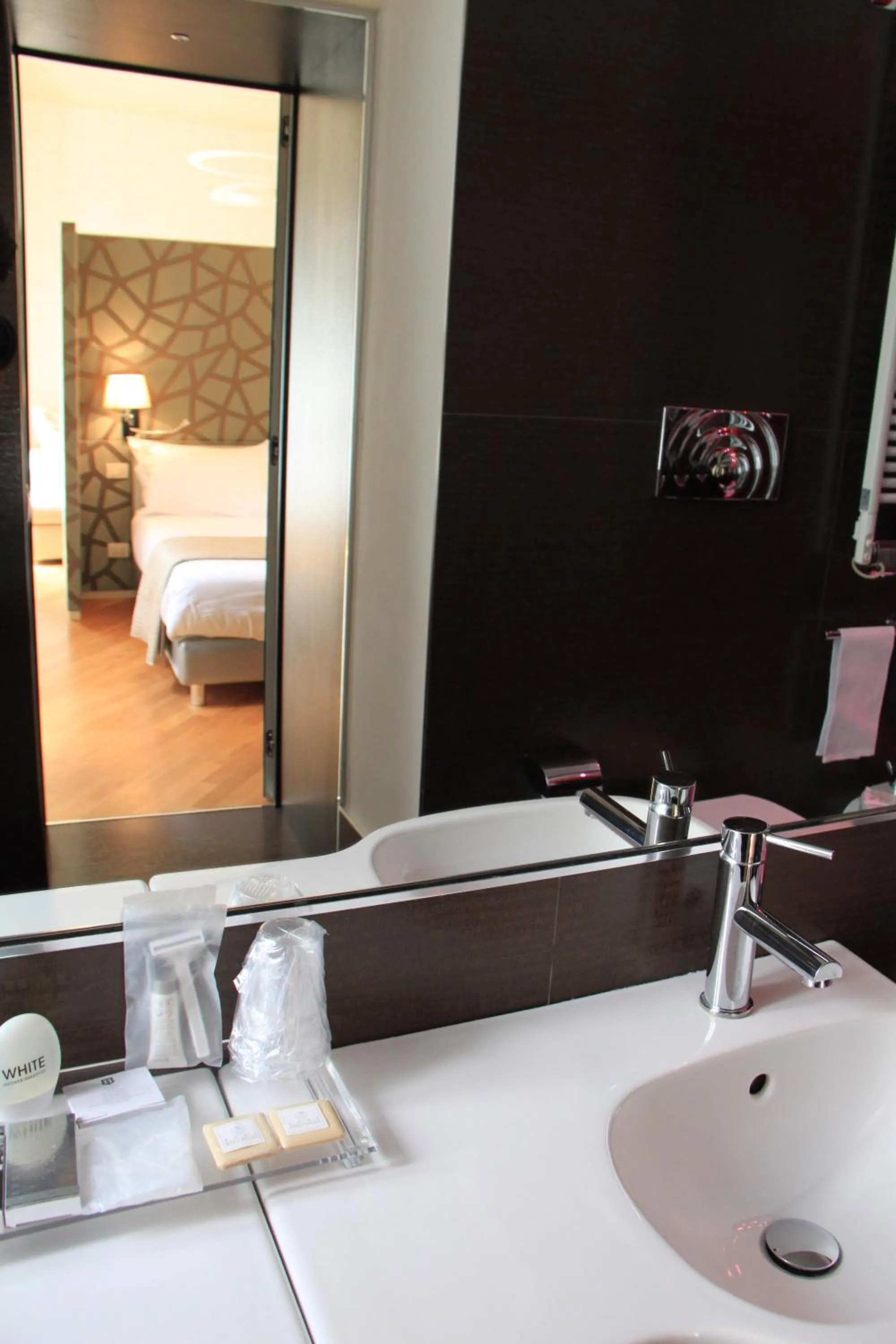 Bathroom, Bed in Sweet Vatican