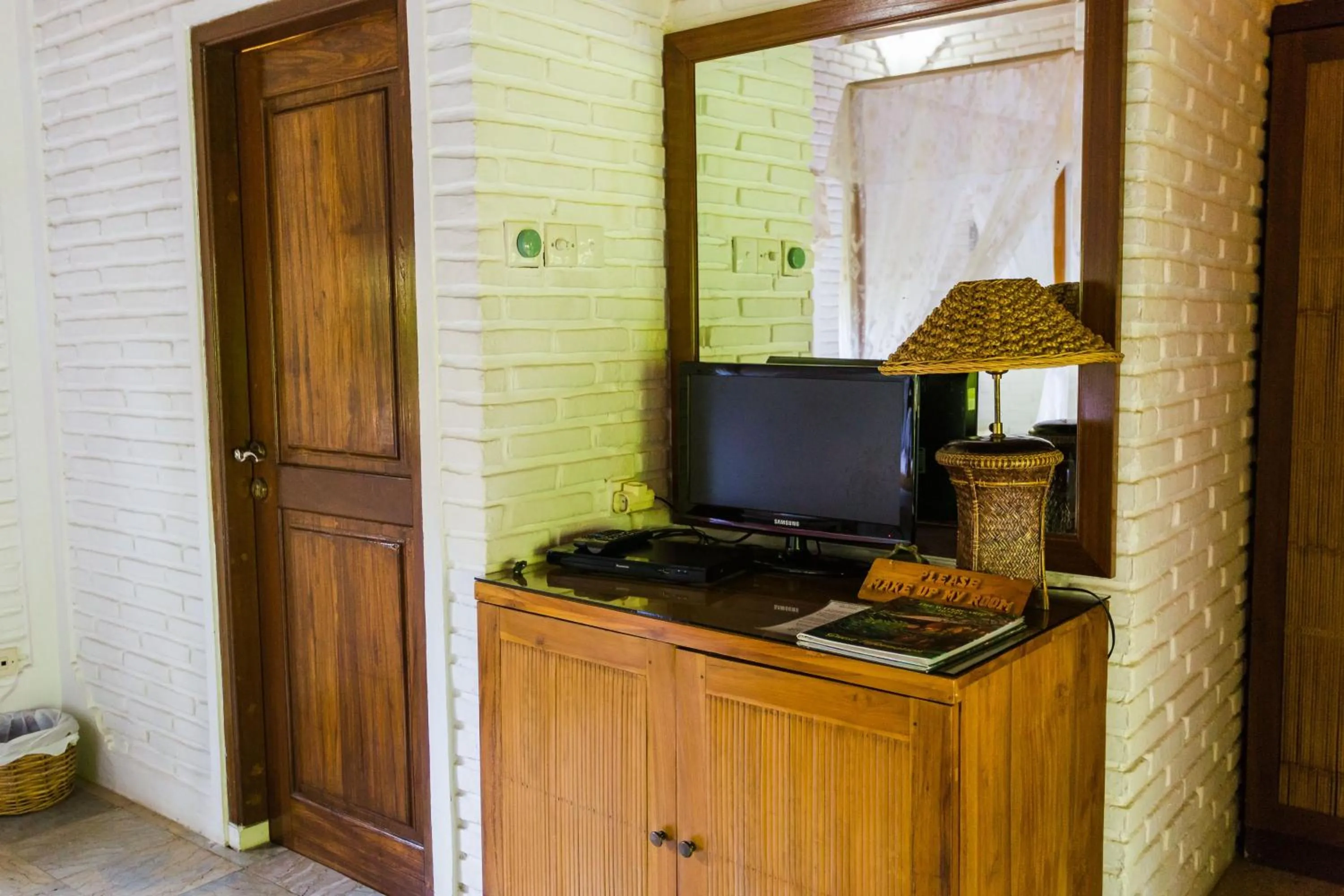 TV and multimedia in The Water Garden Hotel