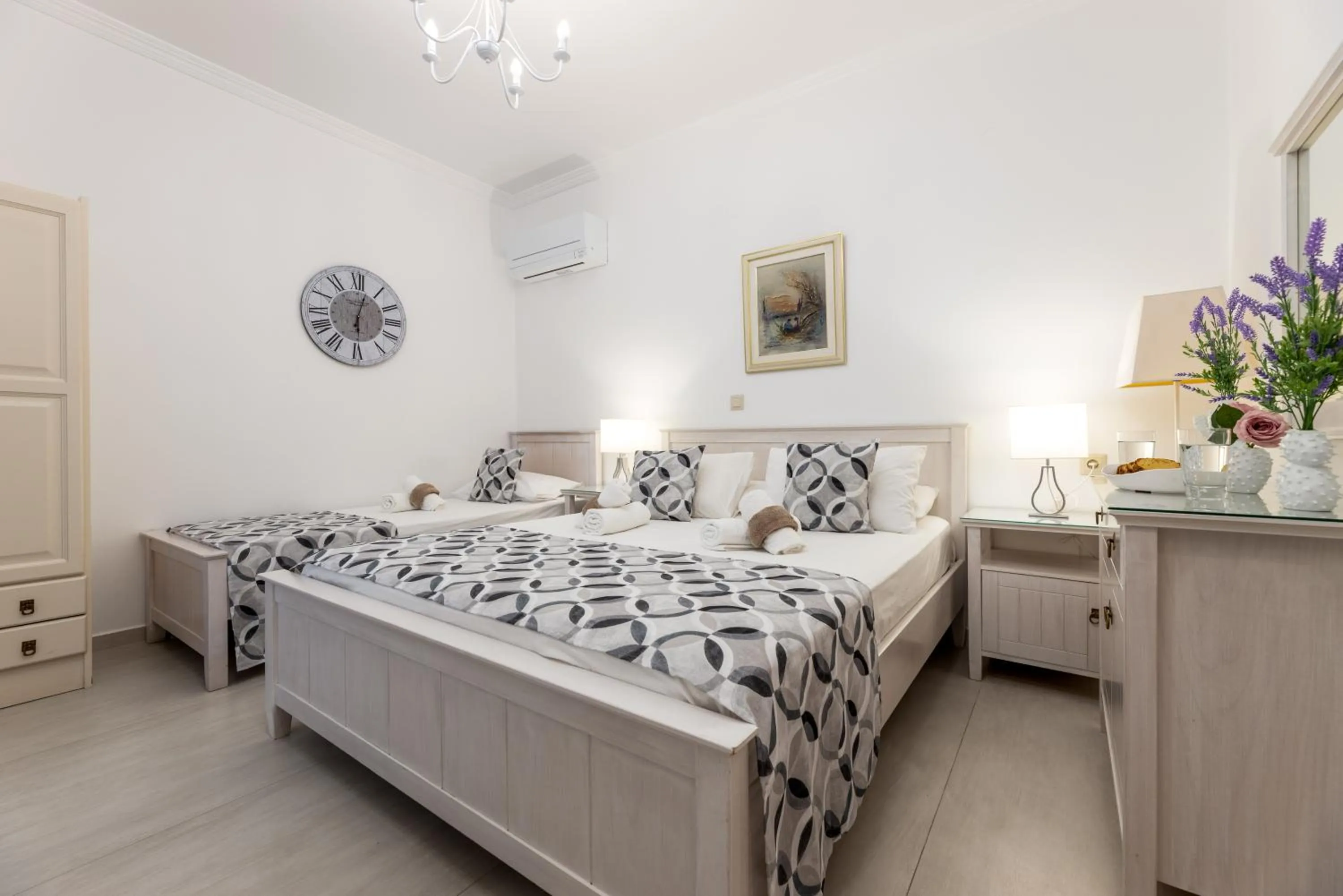 Decorative detail, Bed in Panos Luxury Studios