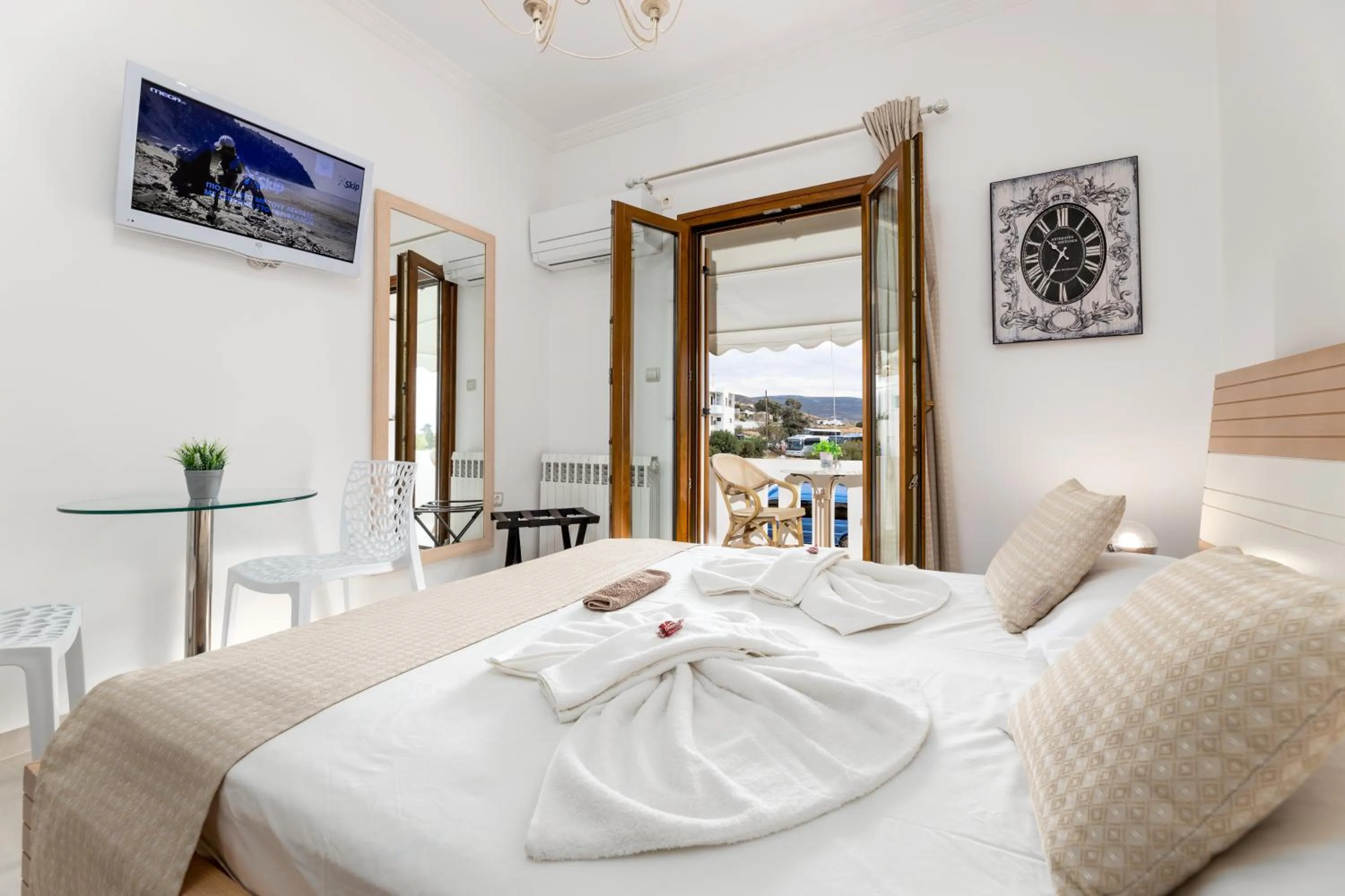 TV and multimedia, Bed in Panos Luxury Studios