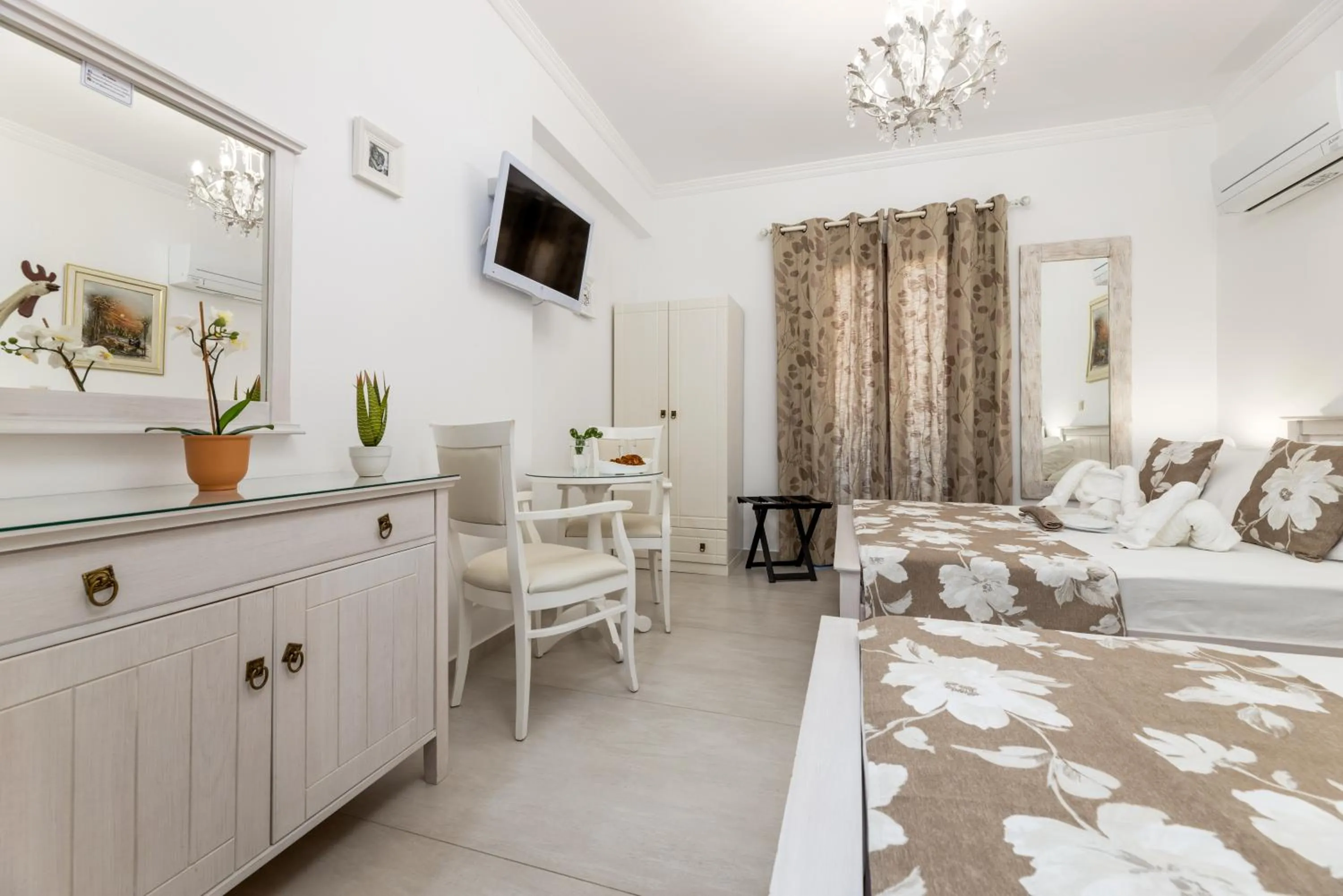 Bird's eye view, Bed in Panos Luxury Studios