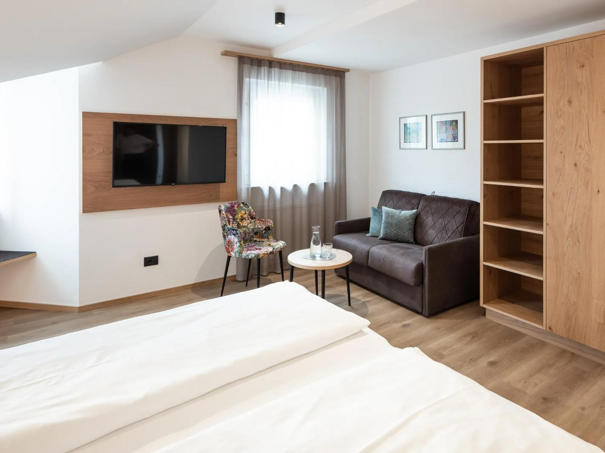 Seating area, Bed in Hotel Blitzburg