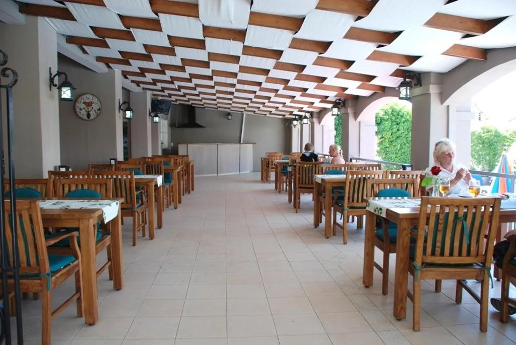 Restaurant/places to eat in Ant Apart Hotel