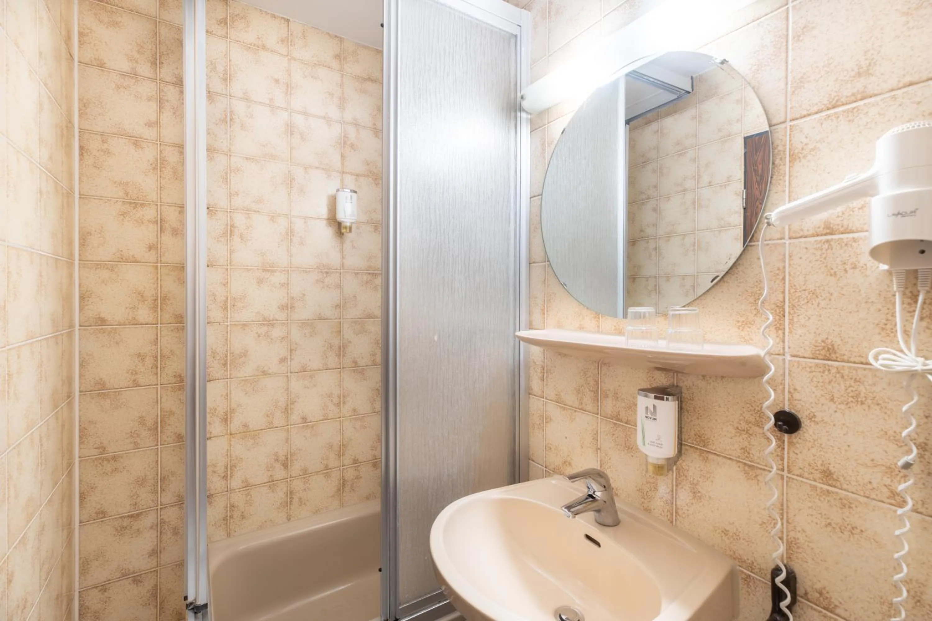 Bathroom in Hotel Leonet