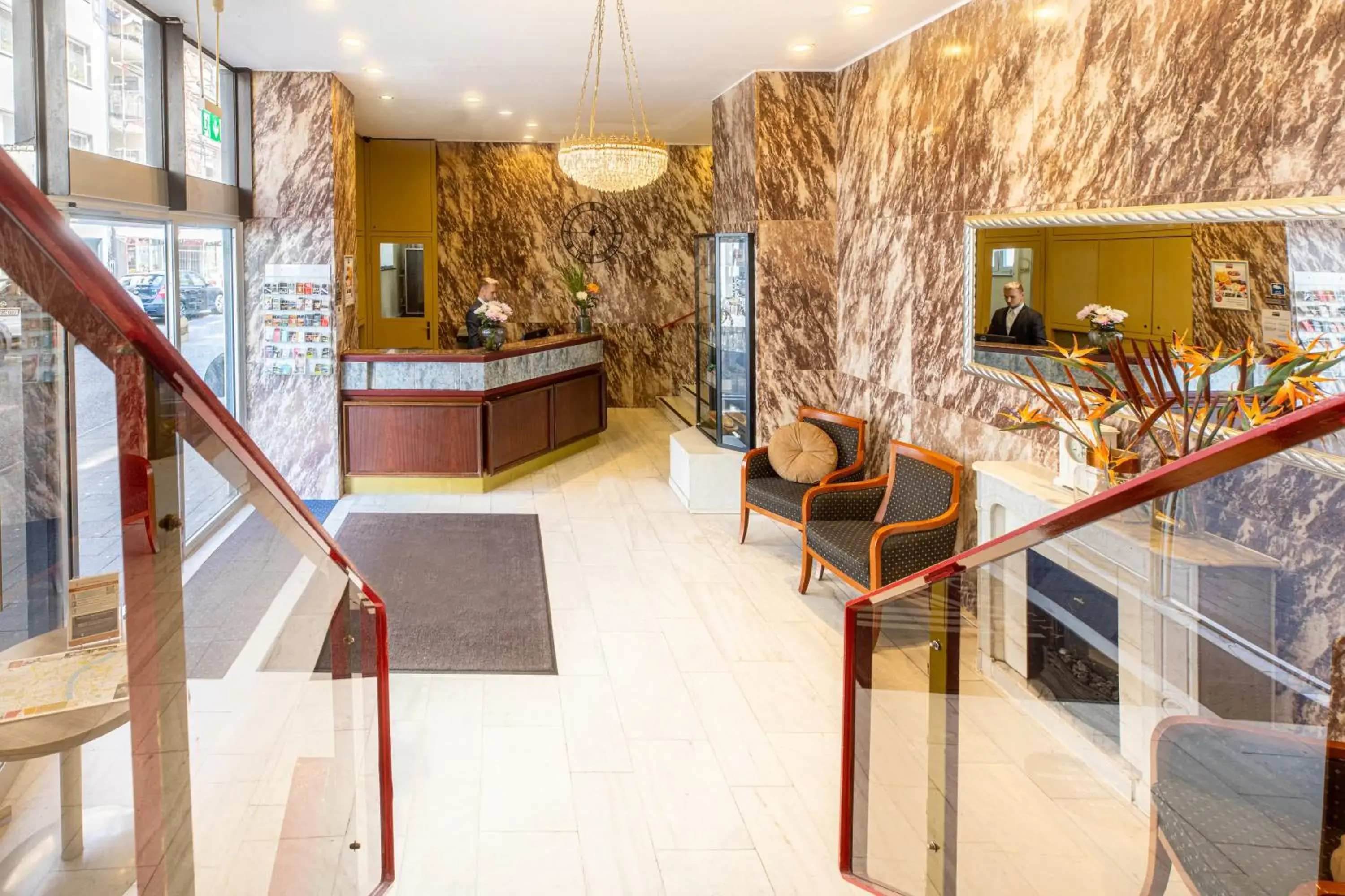 Lobby or reception in Hotel Leonet Lobby or reception in Hotel Leonet