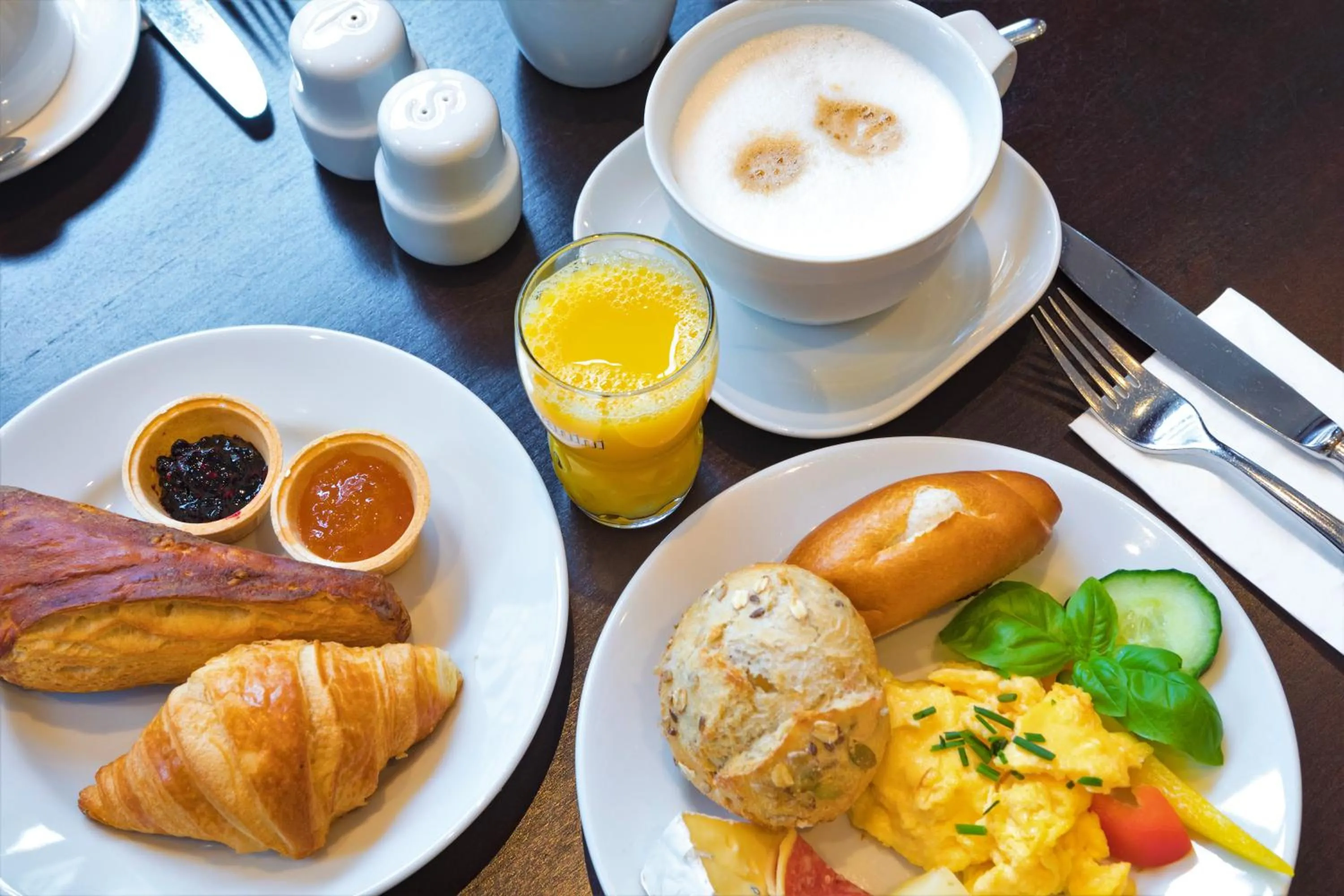 Food and drinks in Hotel Leonet