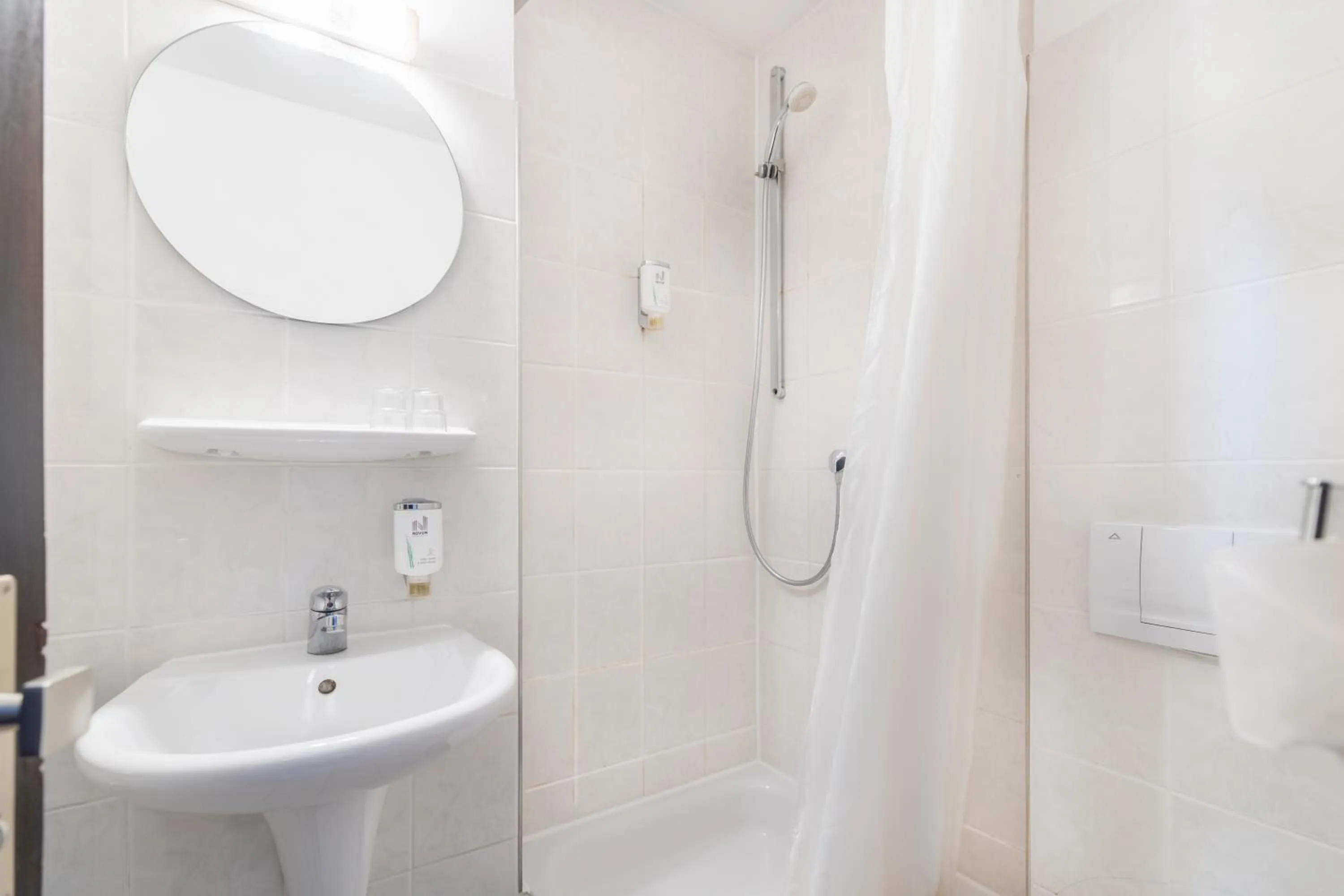 Shower in Hotel Leonet