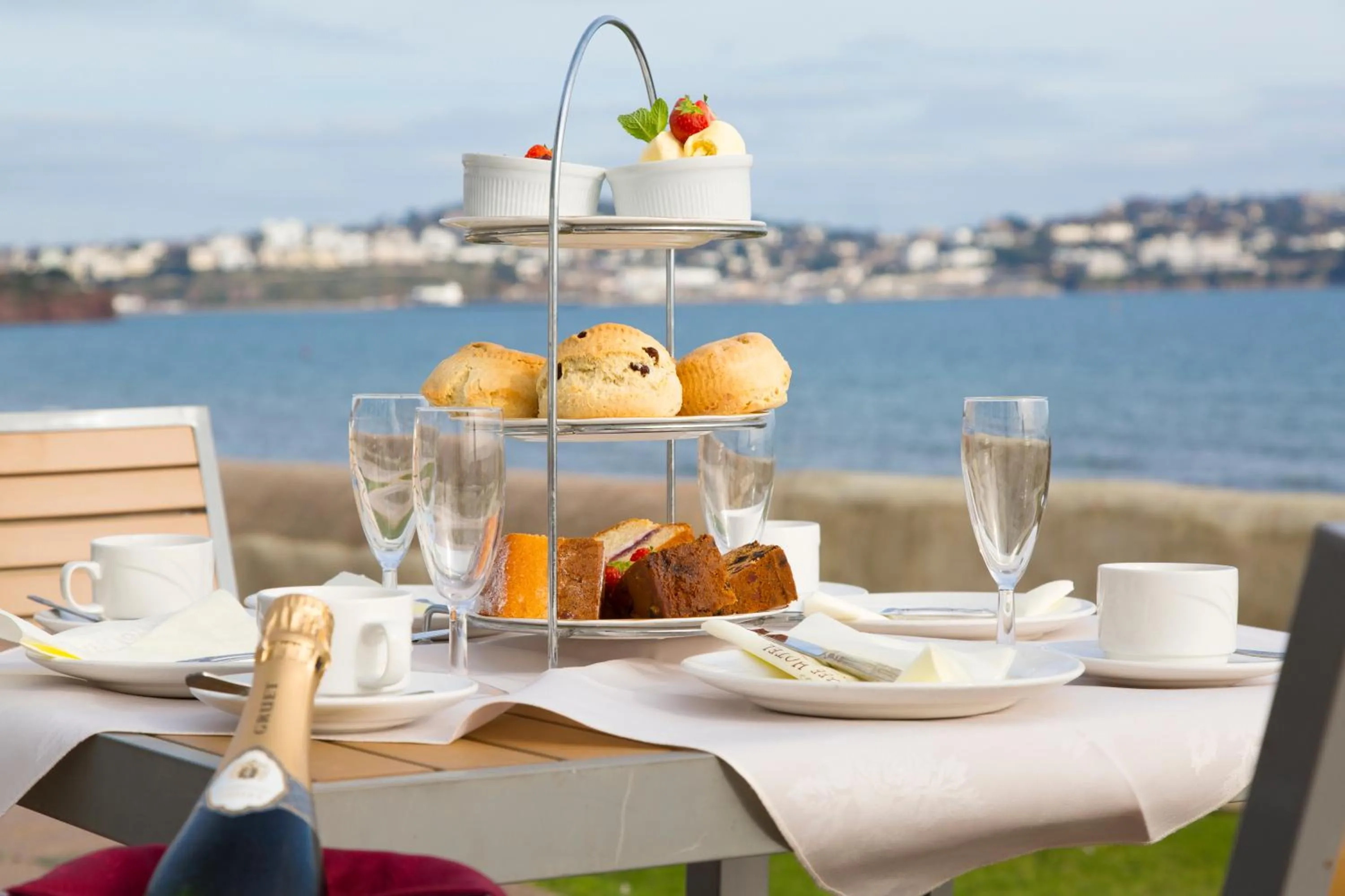 Restaurant/places to eat in Redcliffe Hotel