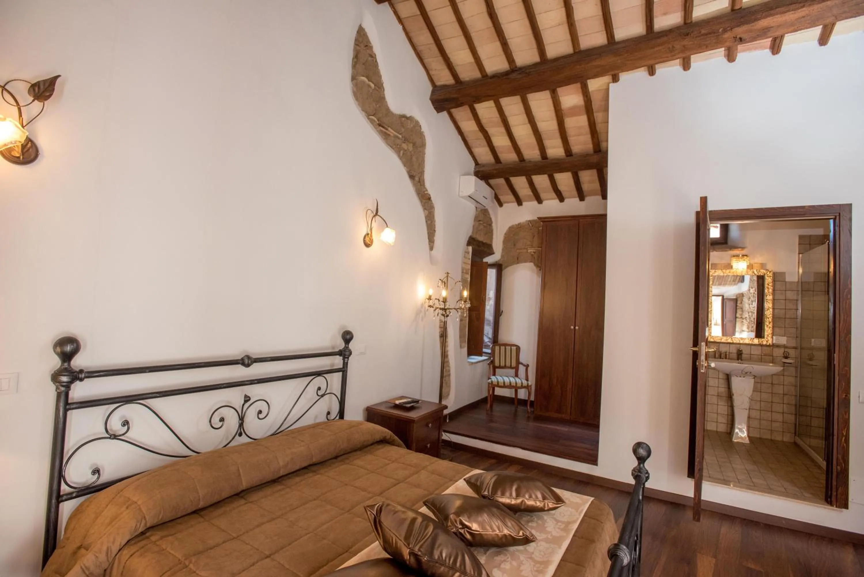 Bed in Luxury Relais Cuore Sabino