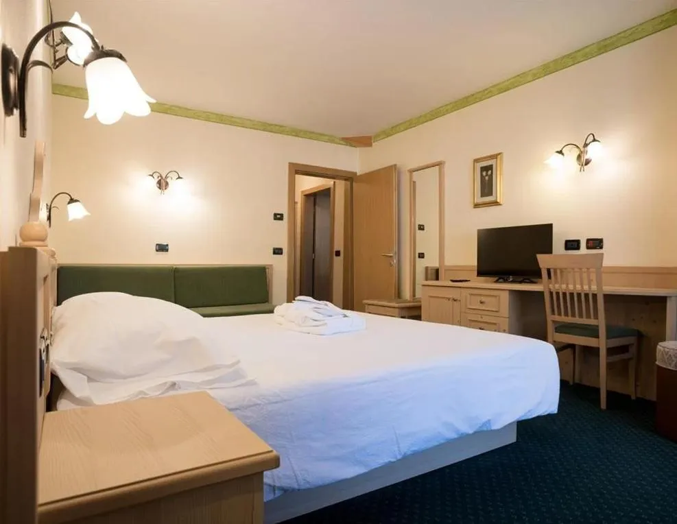 Photo of the whole room, Bed in Hotel Crepei