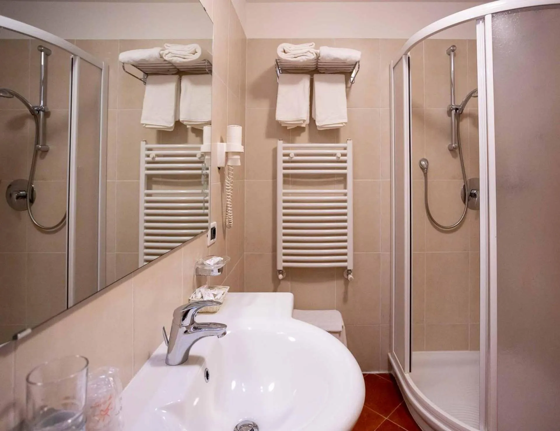 Shower in Hotel Crepei