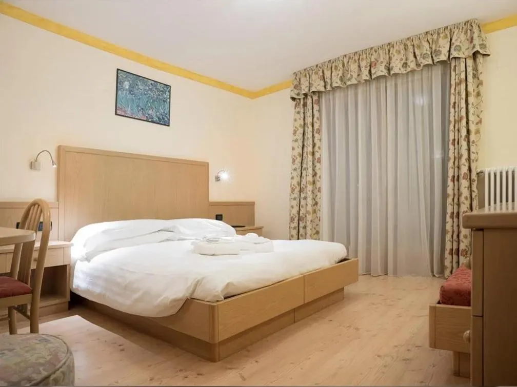 Bedroom, Bed in Hotel Crepei