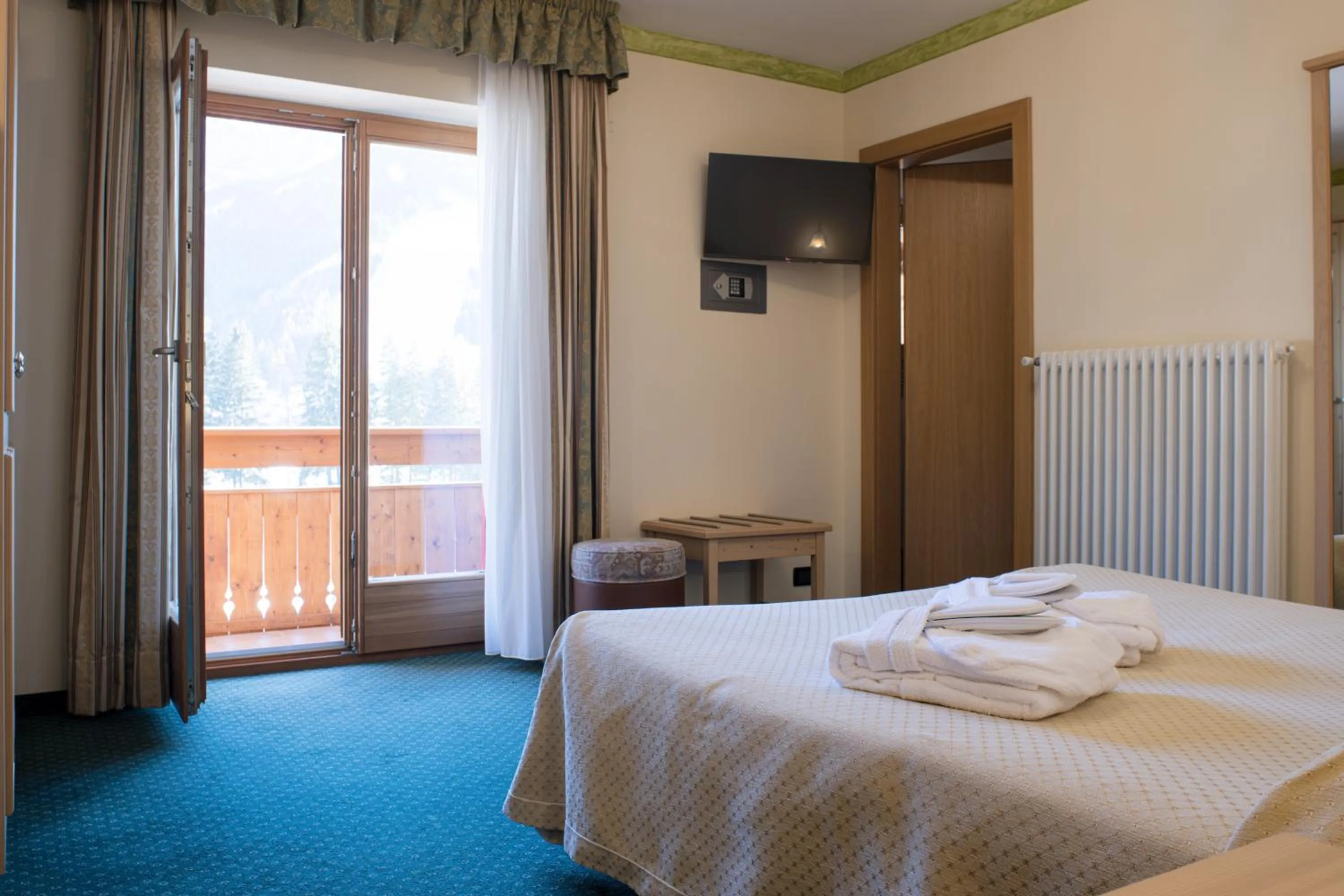 Photo of the whole room, Bed in Hotel Crepei