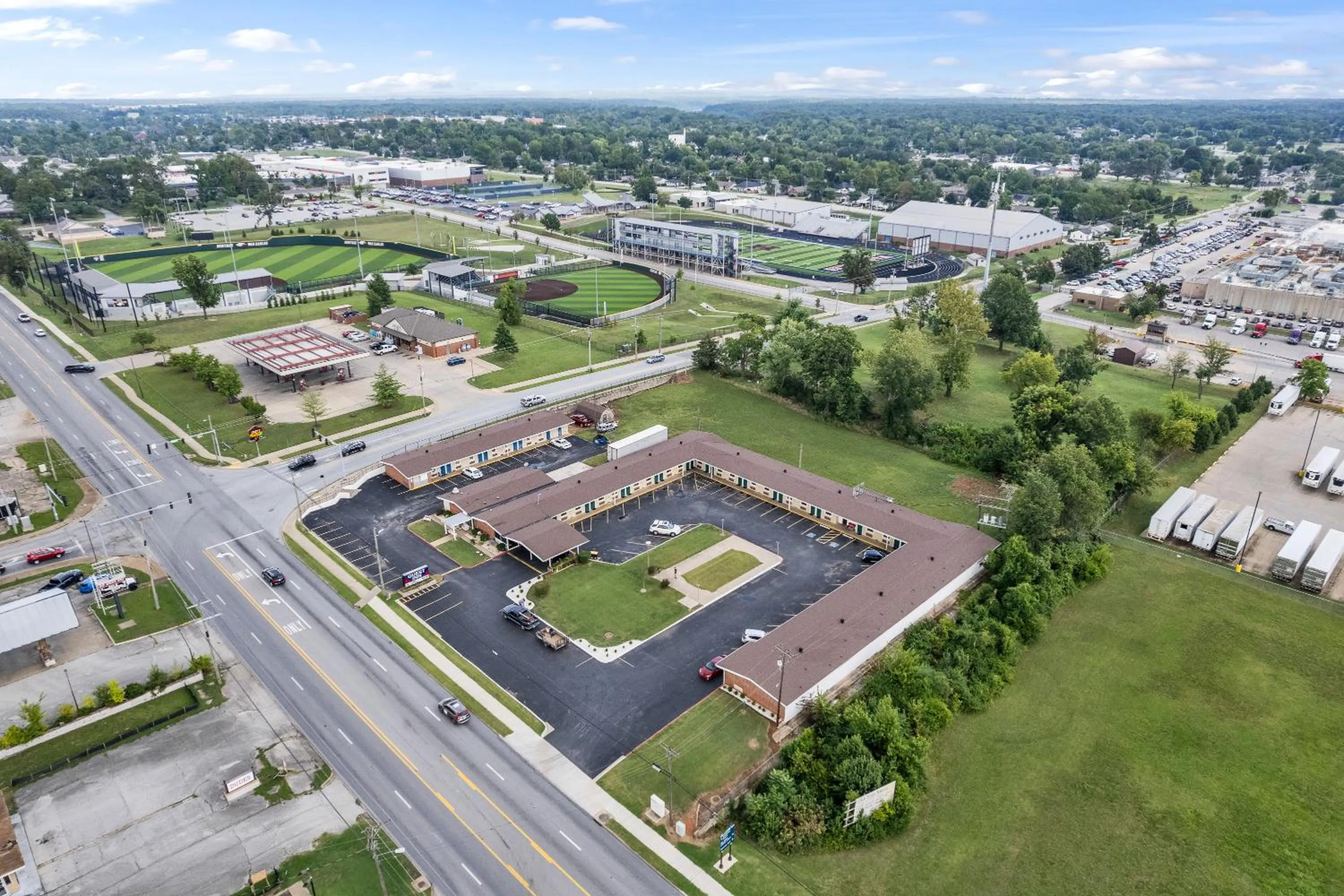 Property building in Guest Inn Rogers