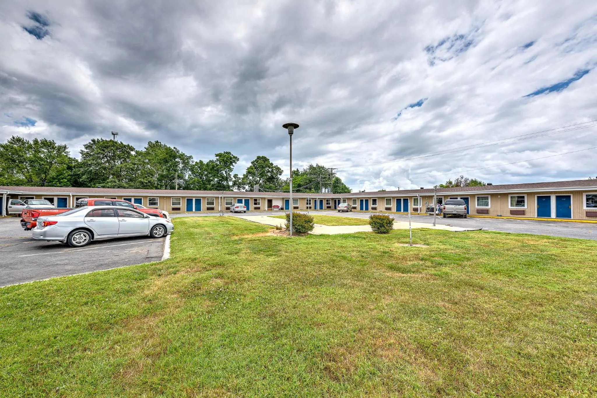 Property building in Guest Inn Rogers