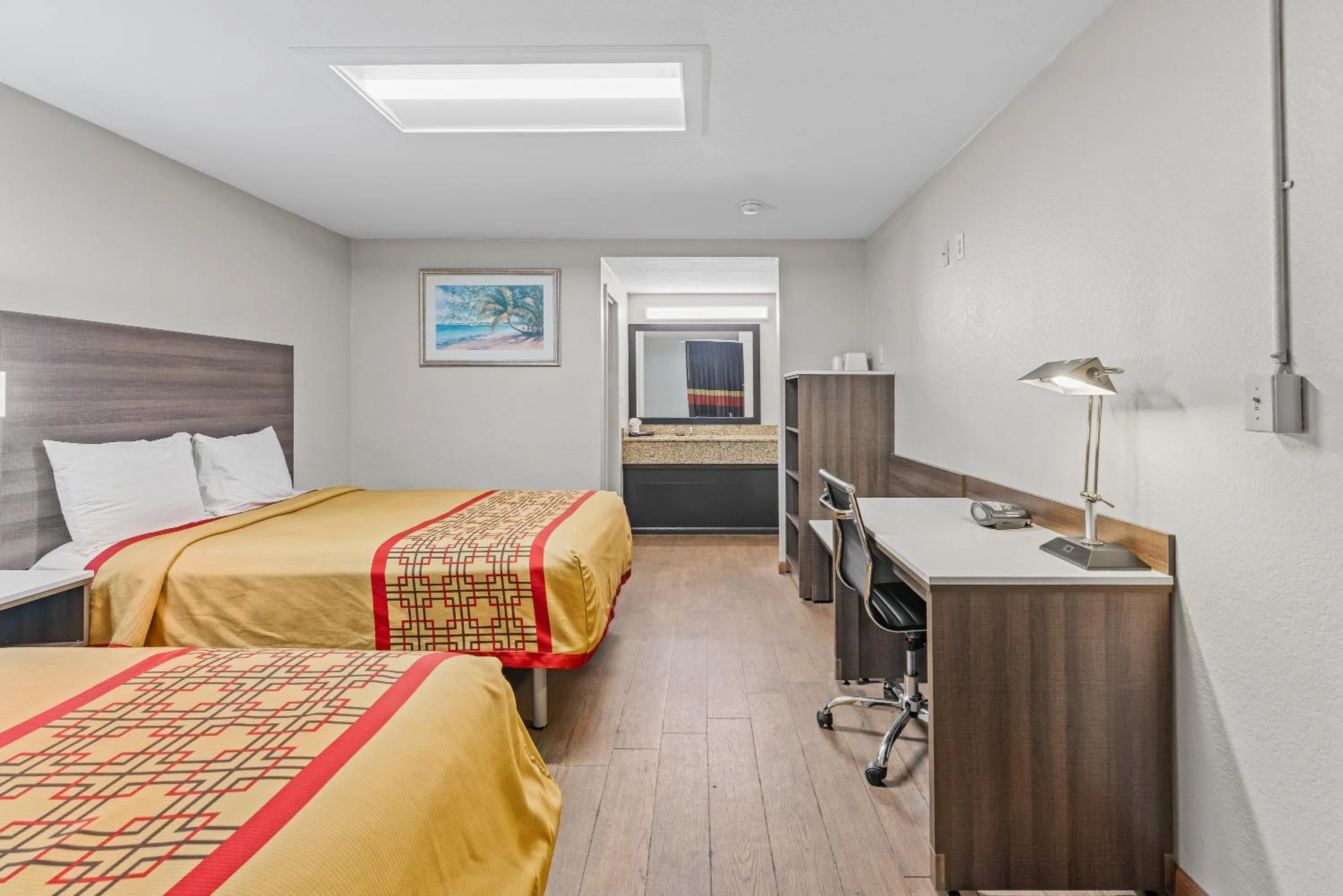 Bedroom, Bed in Guest Inn Rogers