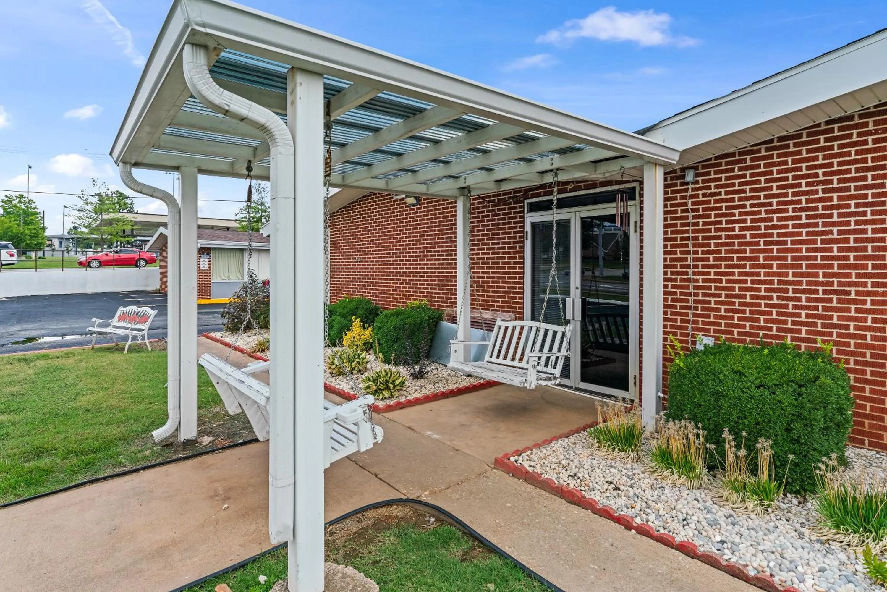 Property building in Guest Inn Rogers