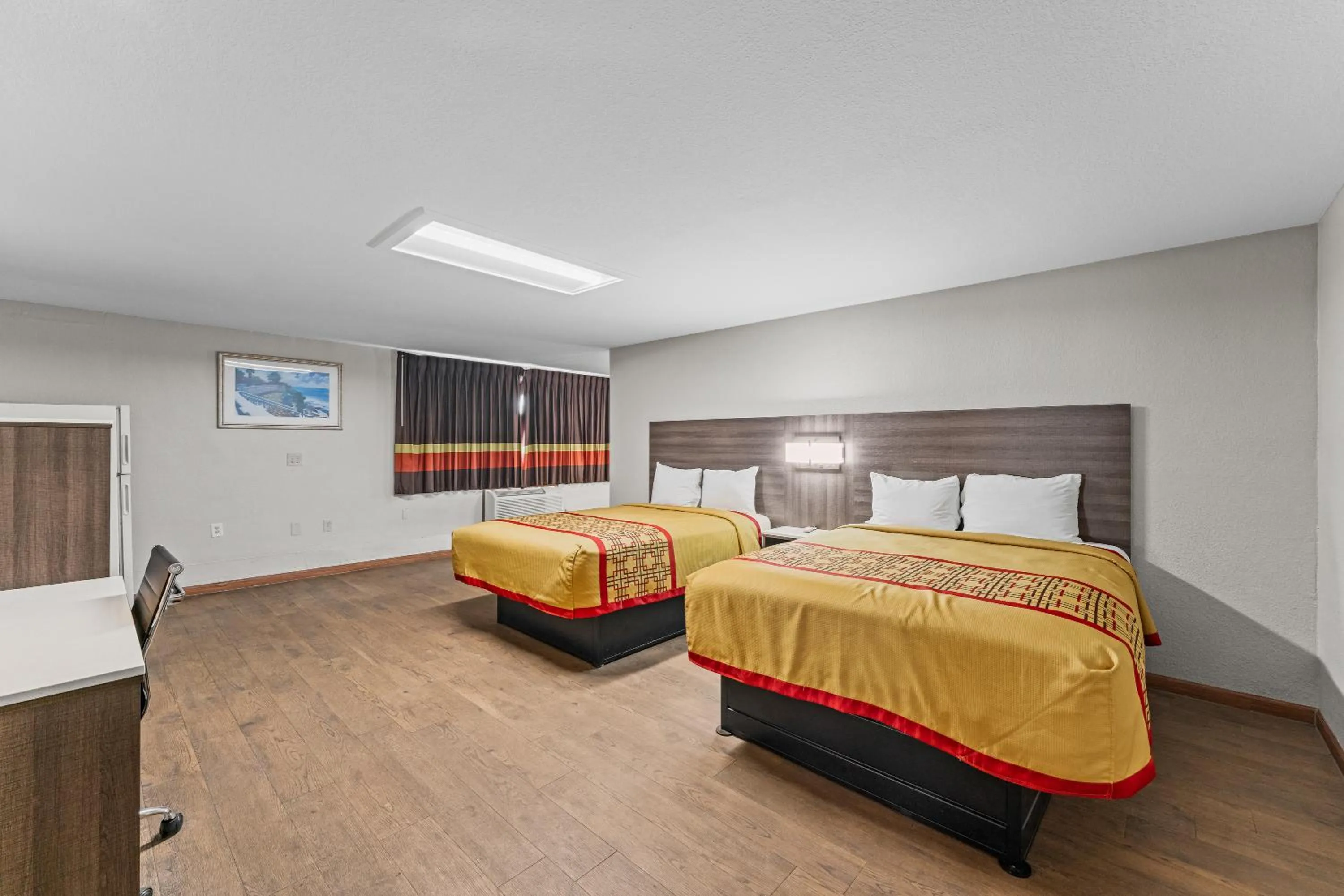 Bedroom, Bed in Guest Inn Rogers