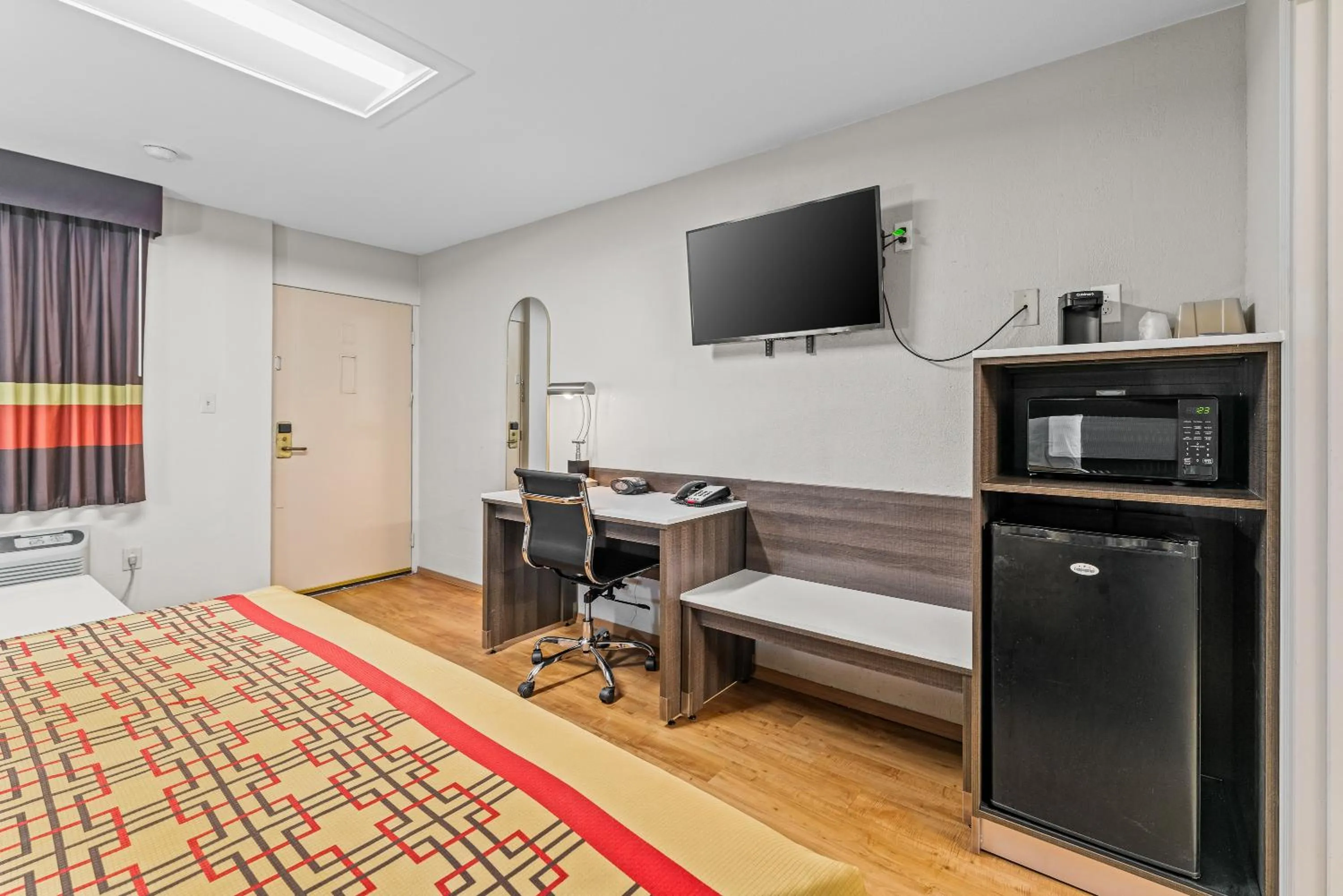 Bedroom, Bed in Guest Inn Rogers